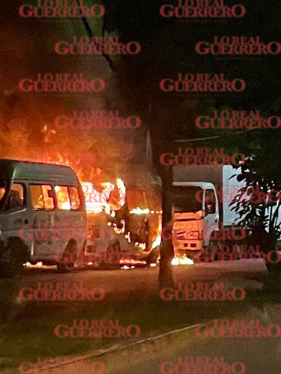 En pérdida total urvan incendiada en Acapulco