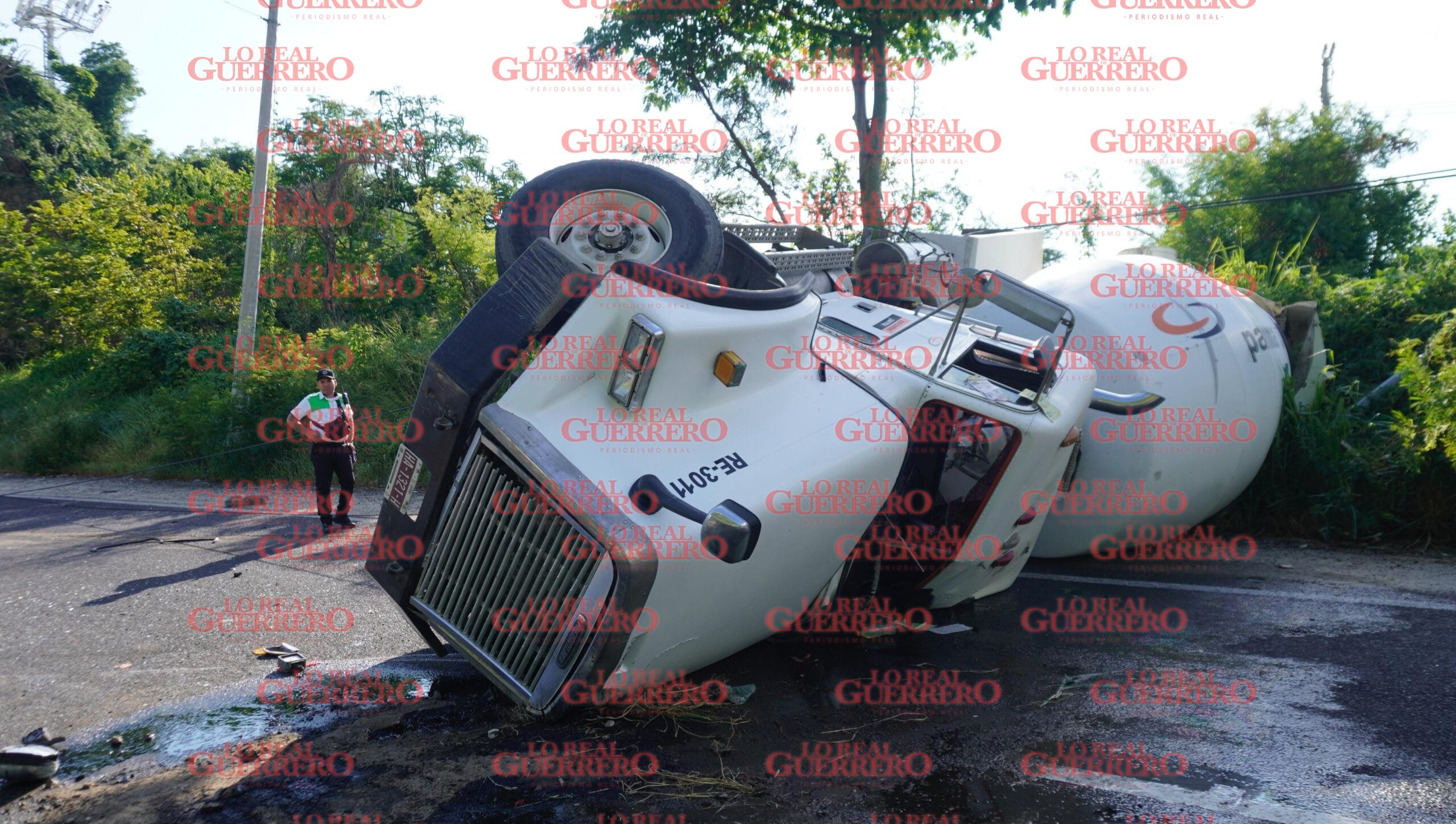 Aparatoso accidente en la Acapulco-Zihuatanejo deja una persona lesionada