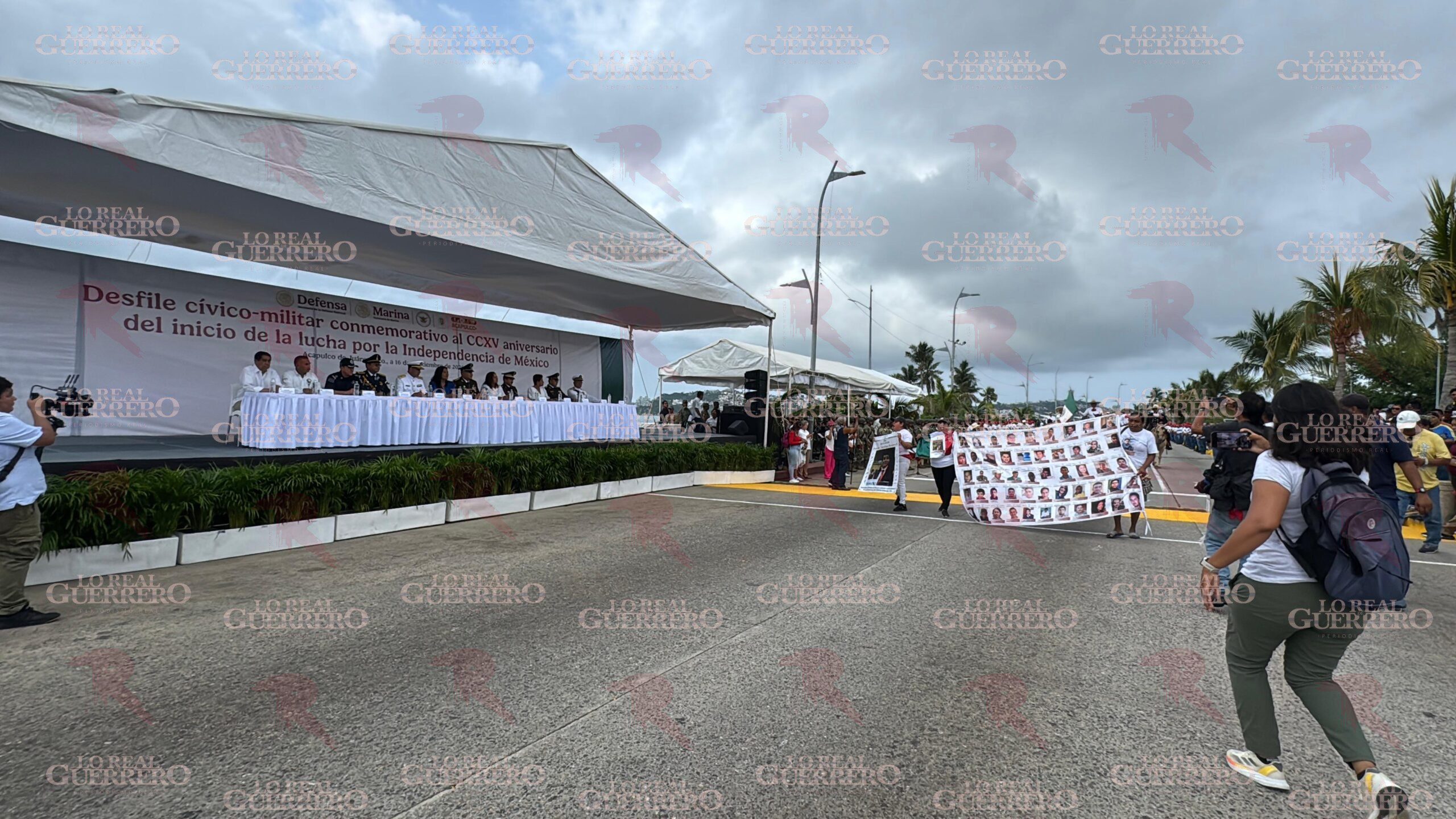 Irrumpen madres de desaparecidos en desfile cívico-militar en Acapulco