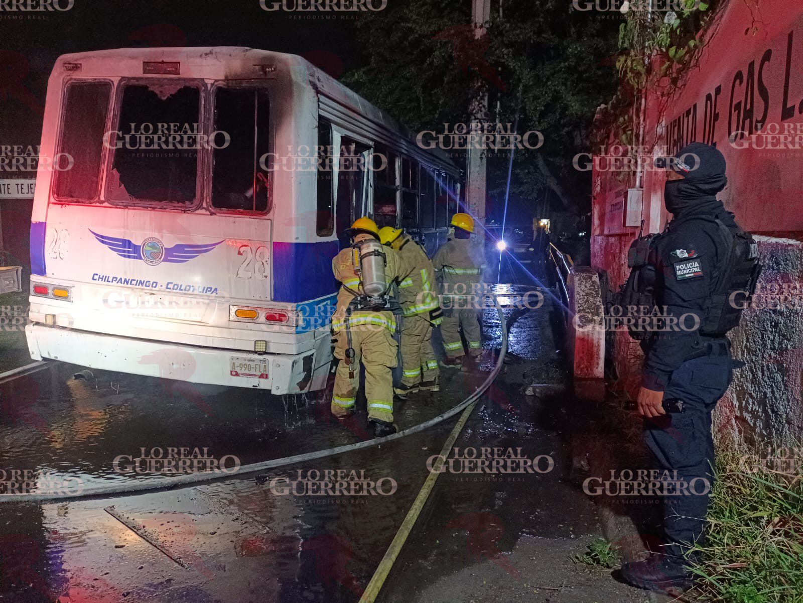 Desconocidos incendian camión del Circuito Río Azul en Chilpancingo