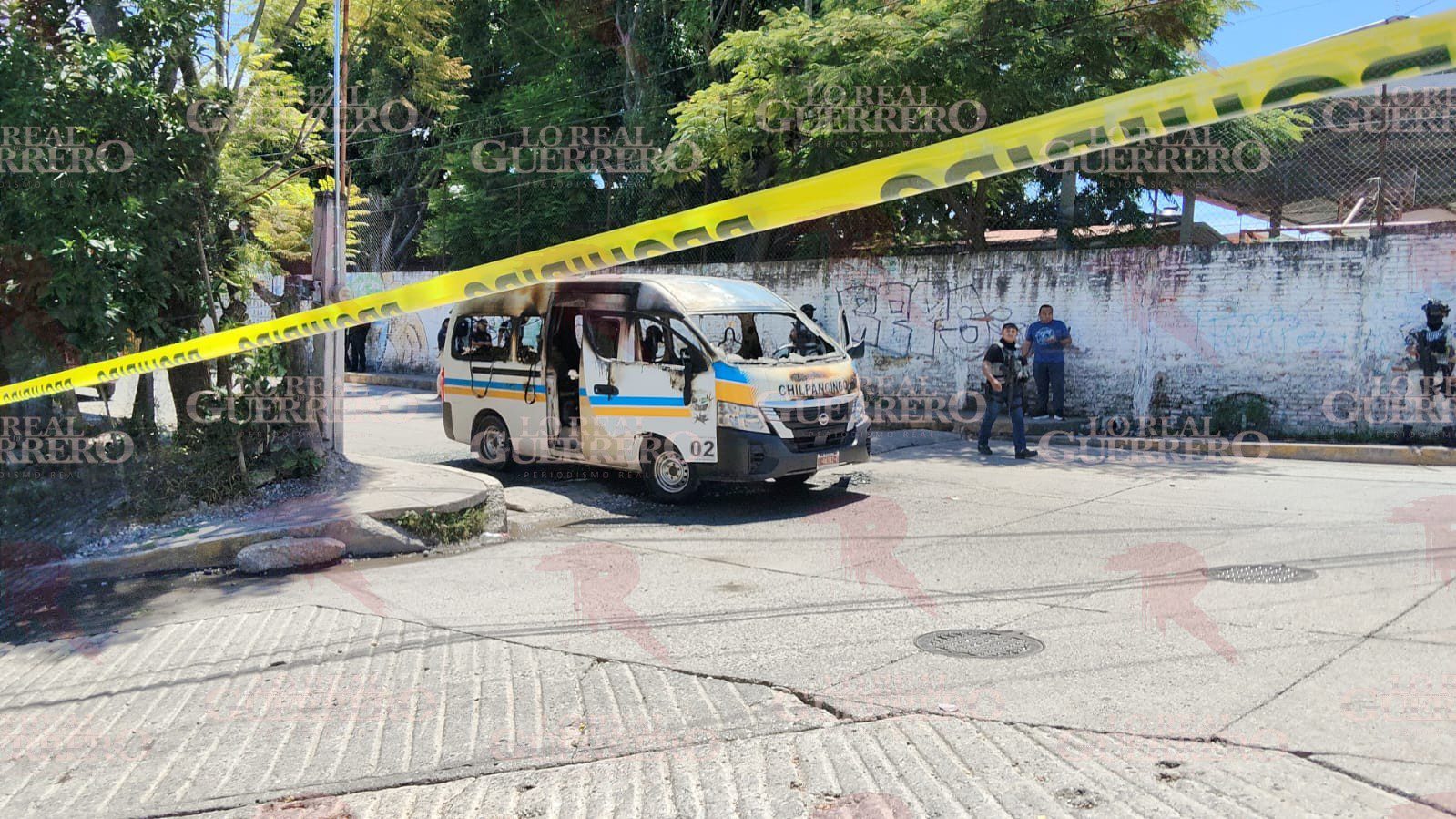 Incendian urvan de la ruta Amojileca–Chilpancingo; abuela y nieta resultan heridas