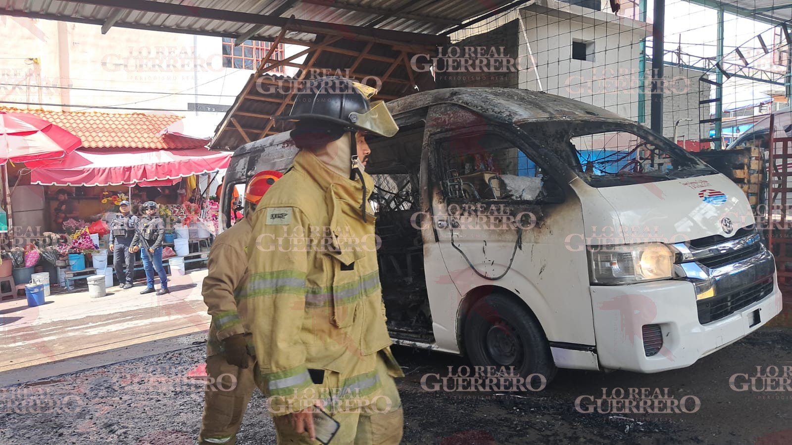 Incendian urvan de la ruta Chilpancingo-Chilapa, a un costado del mercado BRLM