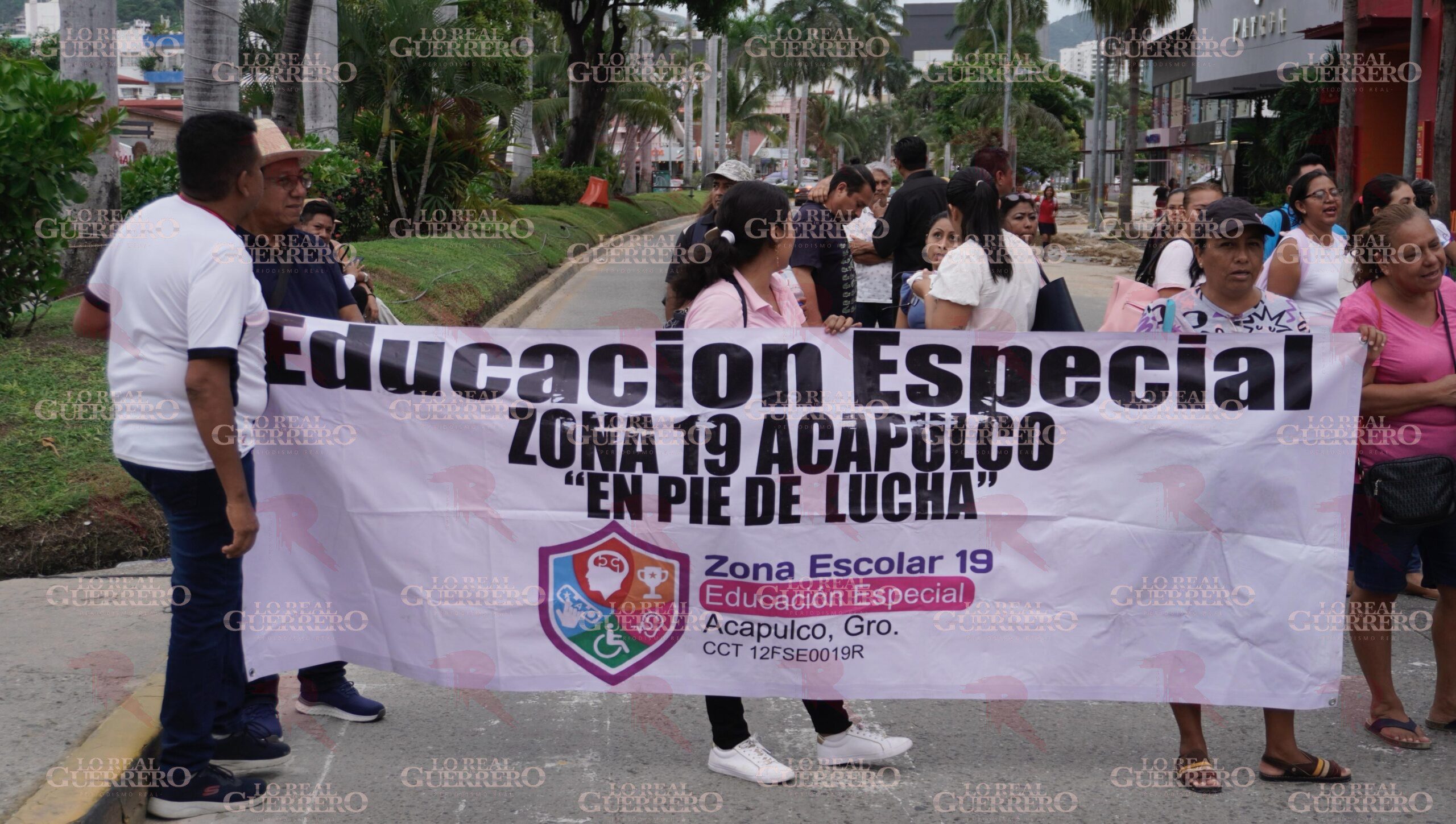 Bloquean para exigir remodelación de edificio de escuela para niños con discapacidad en Acapulco