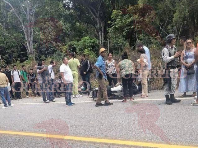 Mueren dos estudiantes en accidente de motocicleta en Xaltianguis