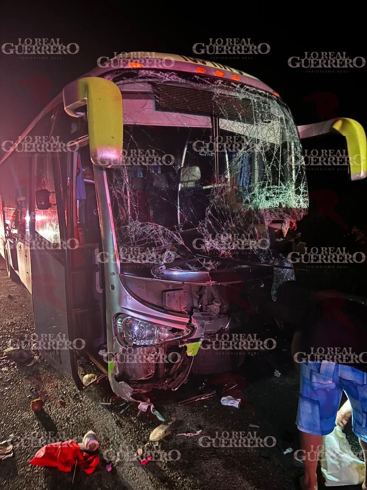 Choque entre autobús y camioneta deja cinco muertos y 20 heridos en Coyuca de Benítez