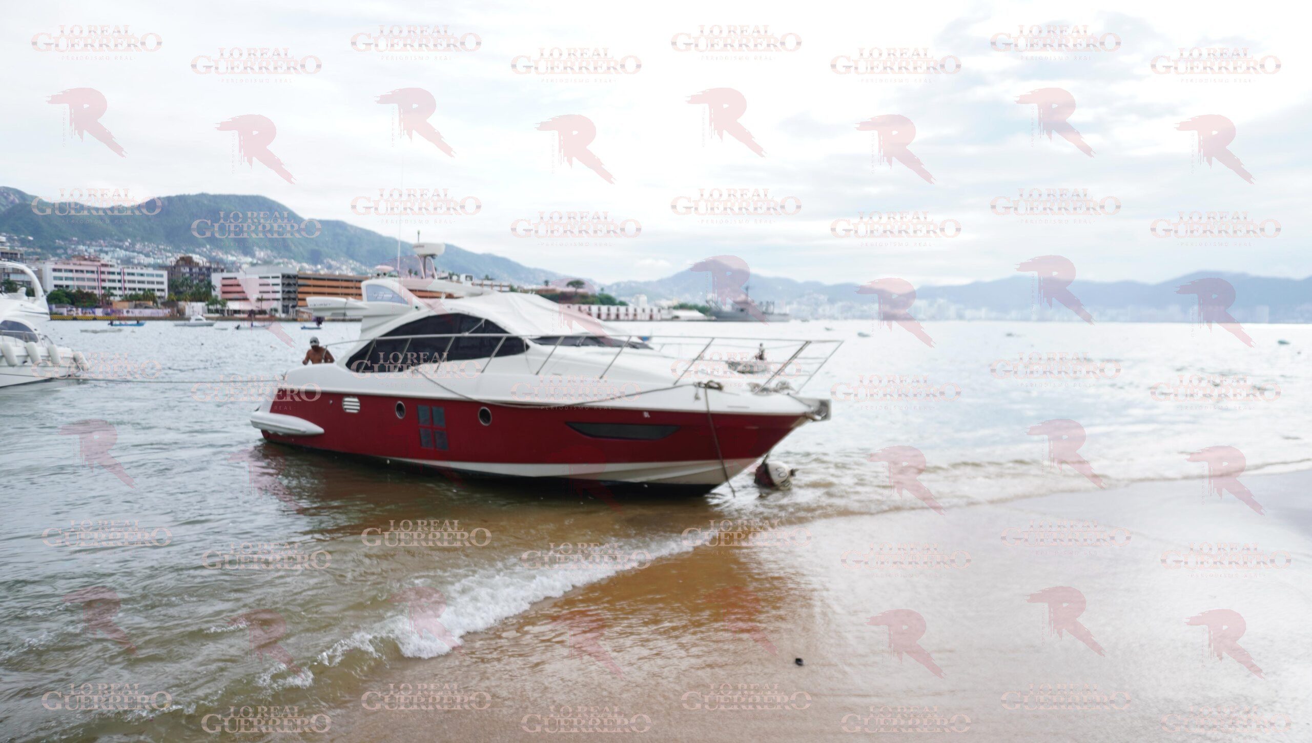 Lluvias arrastran yate y lo dejan encallado en Acapulco