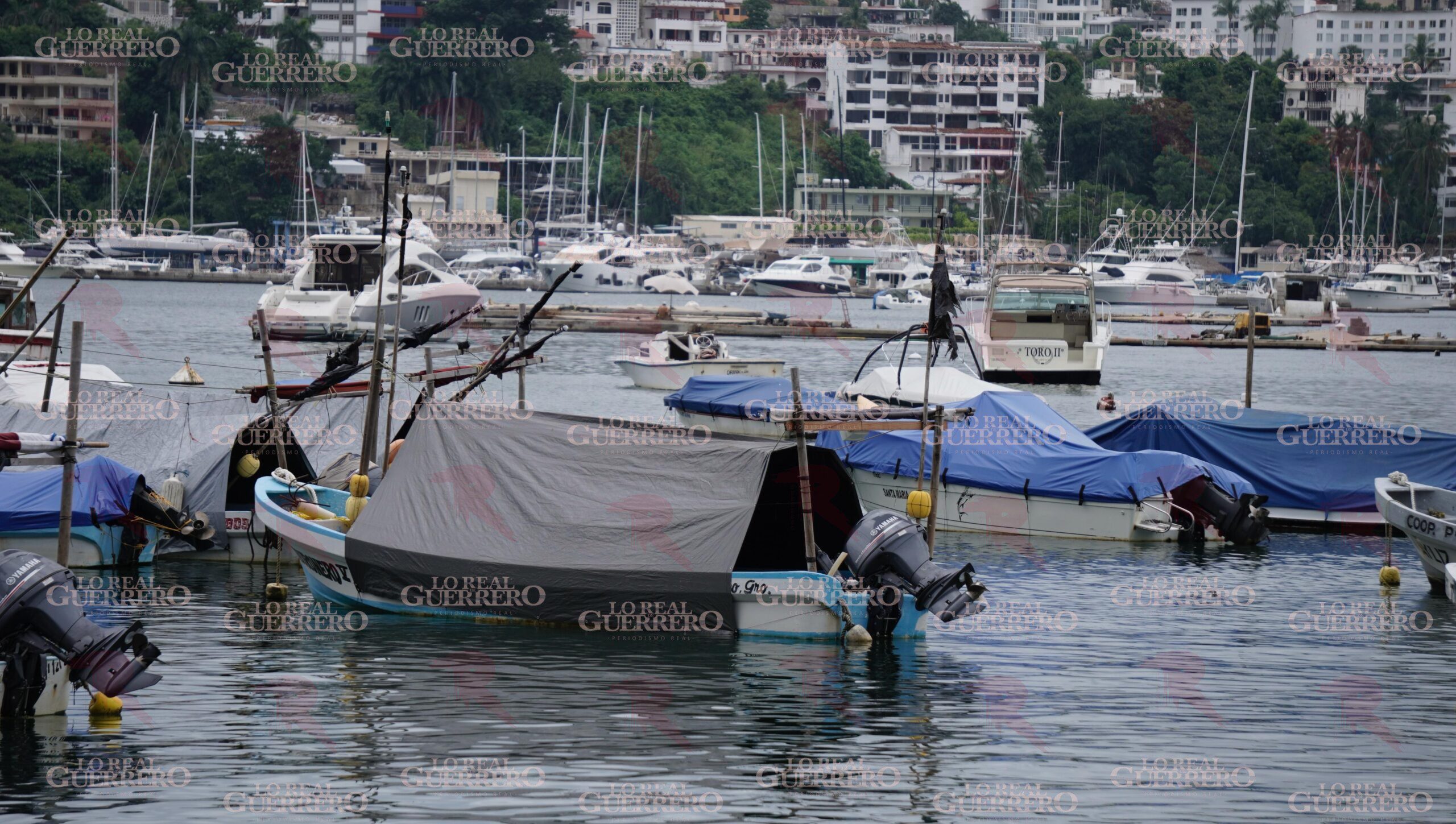 Se previenen lancheros ante pronóstico de lluvias en Acapulco