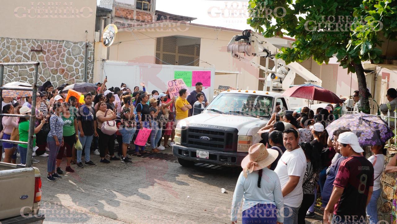 Cierran oficinas de la CFE en Acapulco por falta de luz en una escuela