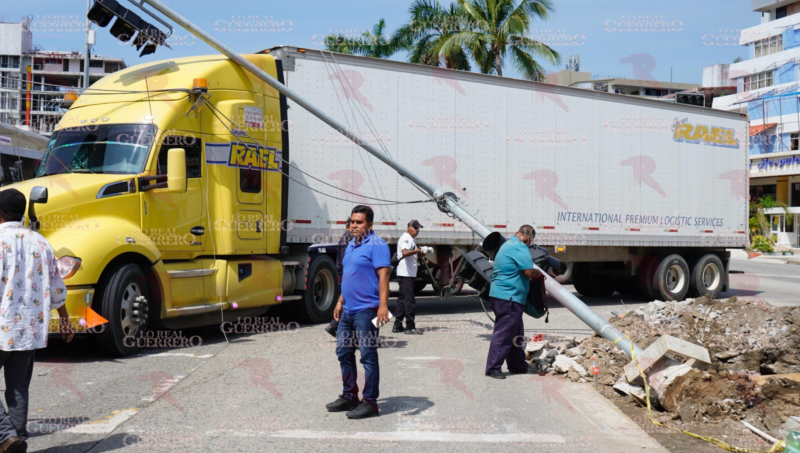 Tráiler arrastra semáforo en la Costera Miguel Alemán de Acapulco