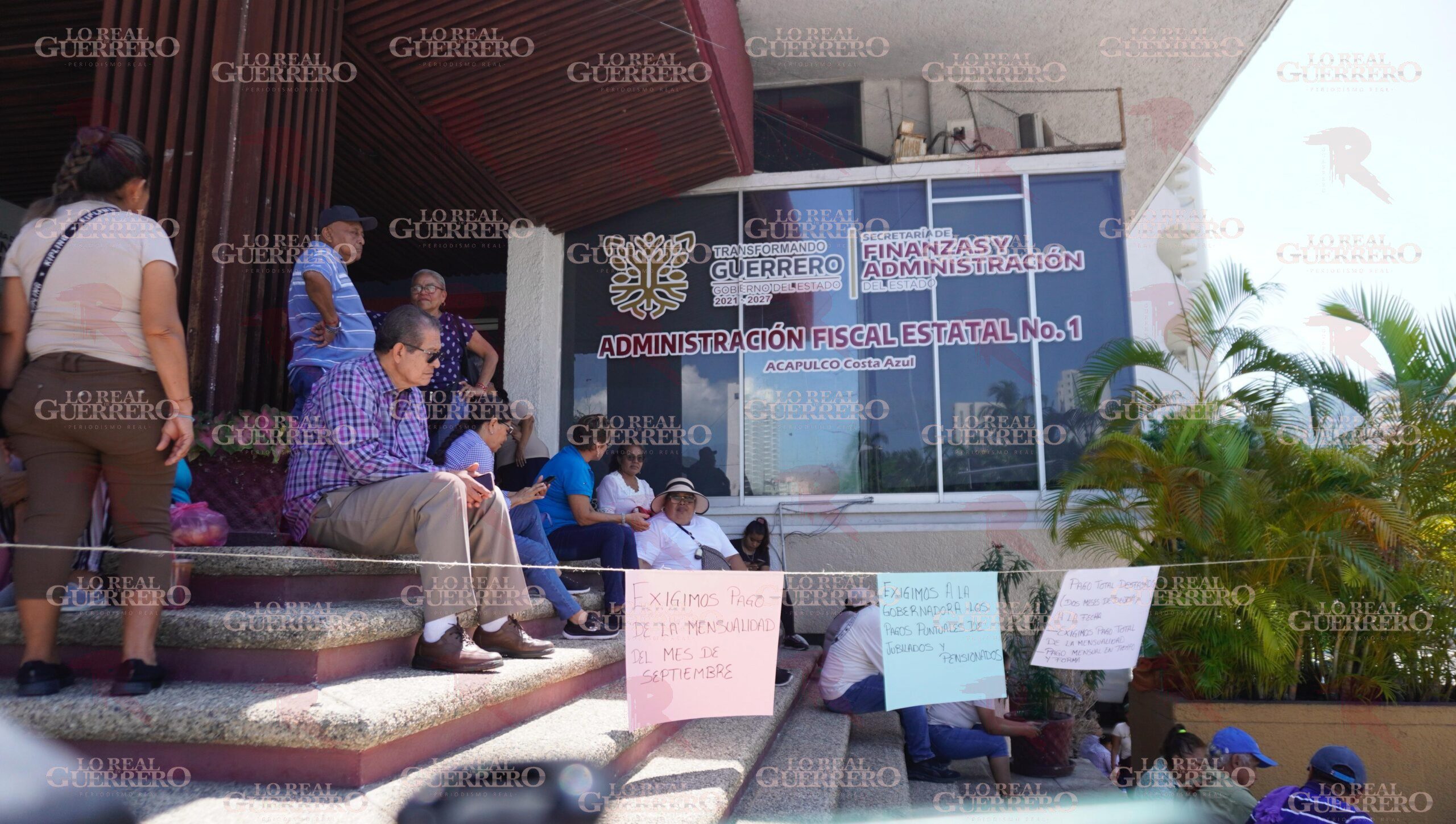 Exigen jubilados el pago de su mensualidad de septiembre