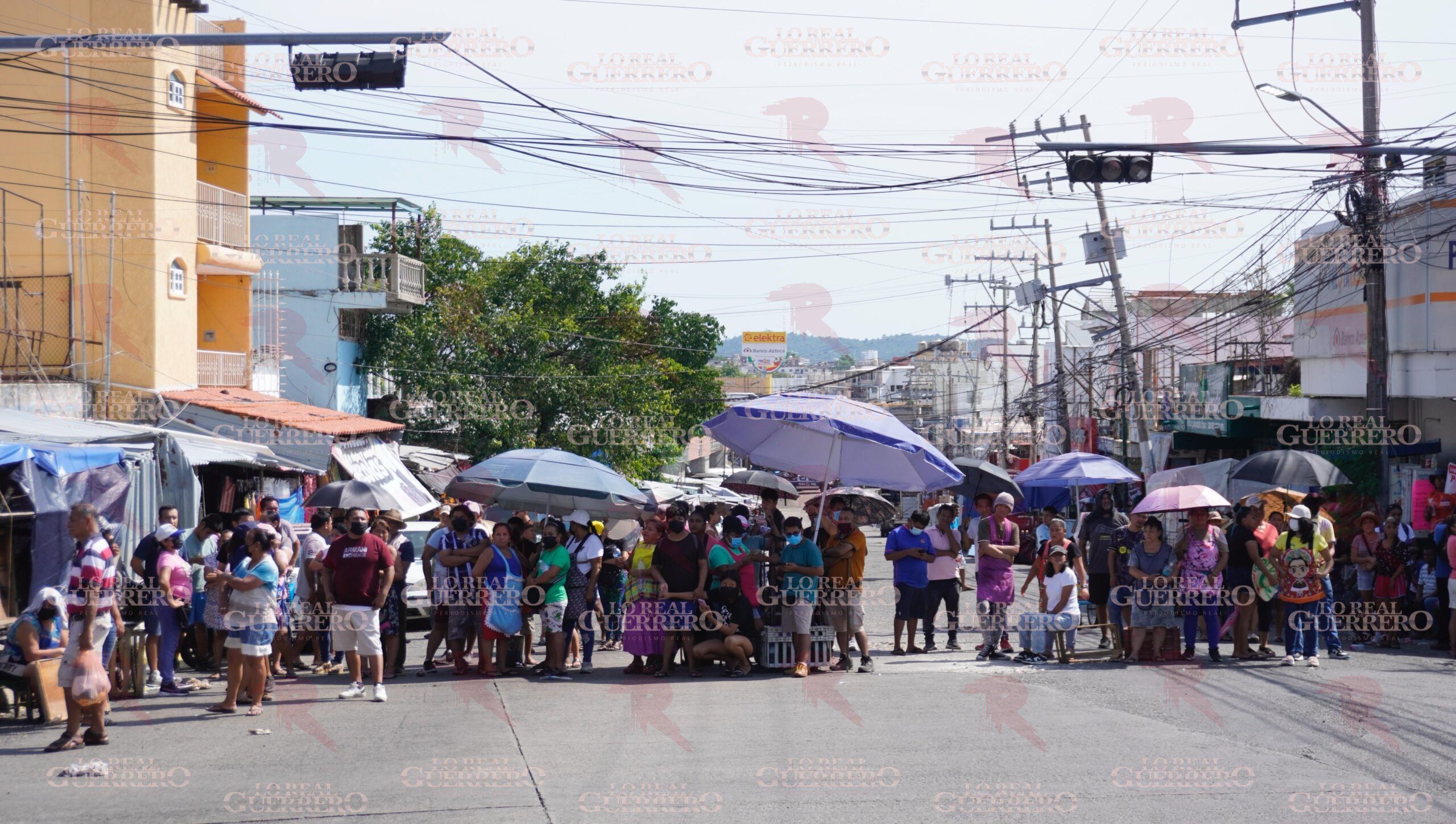 Toman comerciantes la avenida Constituyentes por detención de sujetos en Acapulco