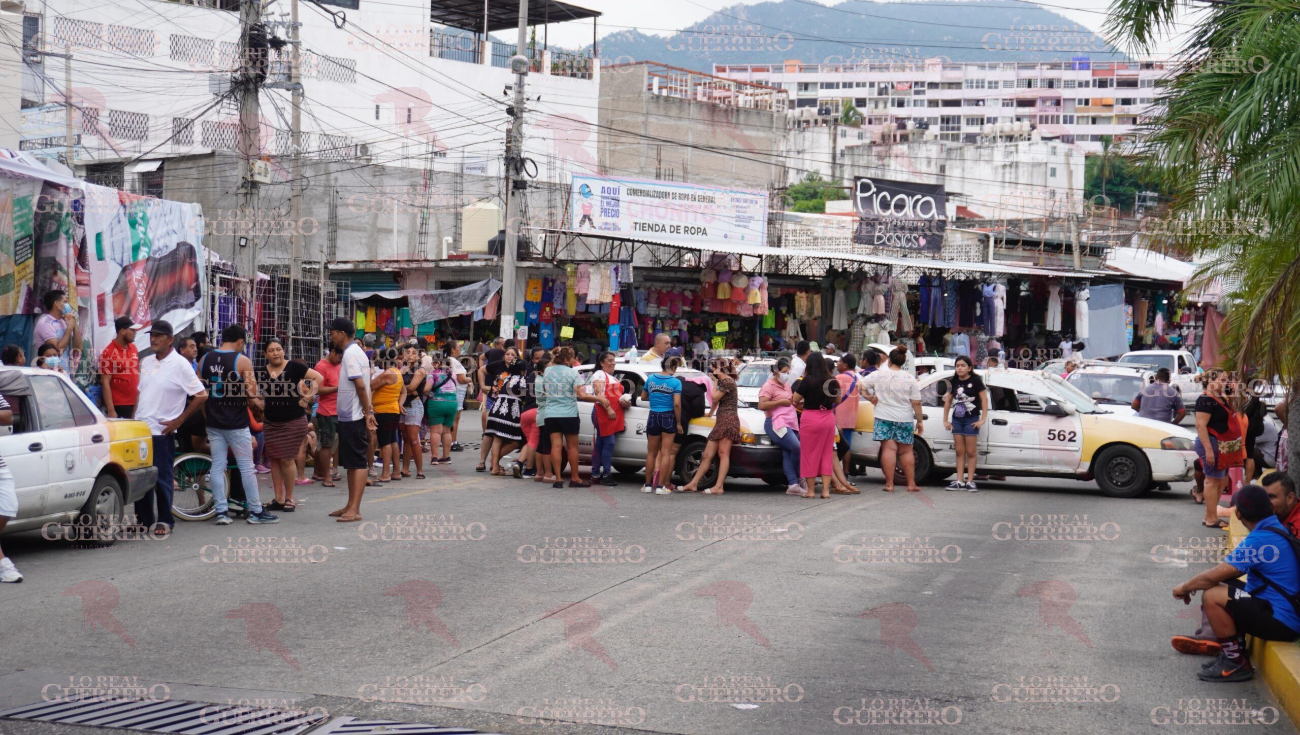 Toman comerciantes avenida Constituyentes y Cuauhtémoc por detención de sujetos en Acapulco