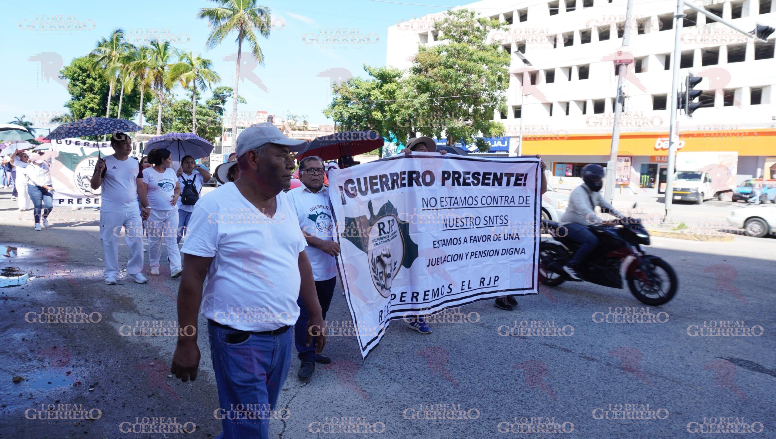 Protestan trabajadores del IMSS contra el régimen de jubilaciones
