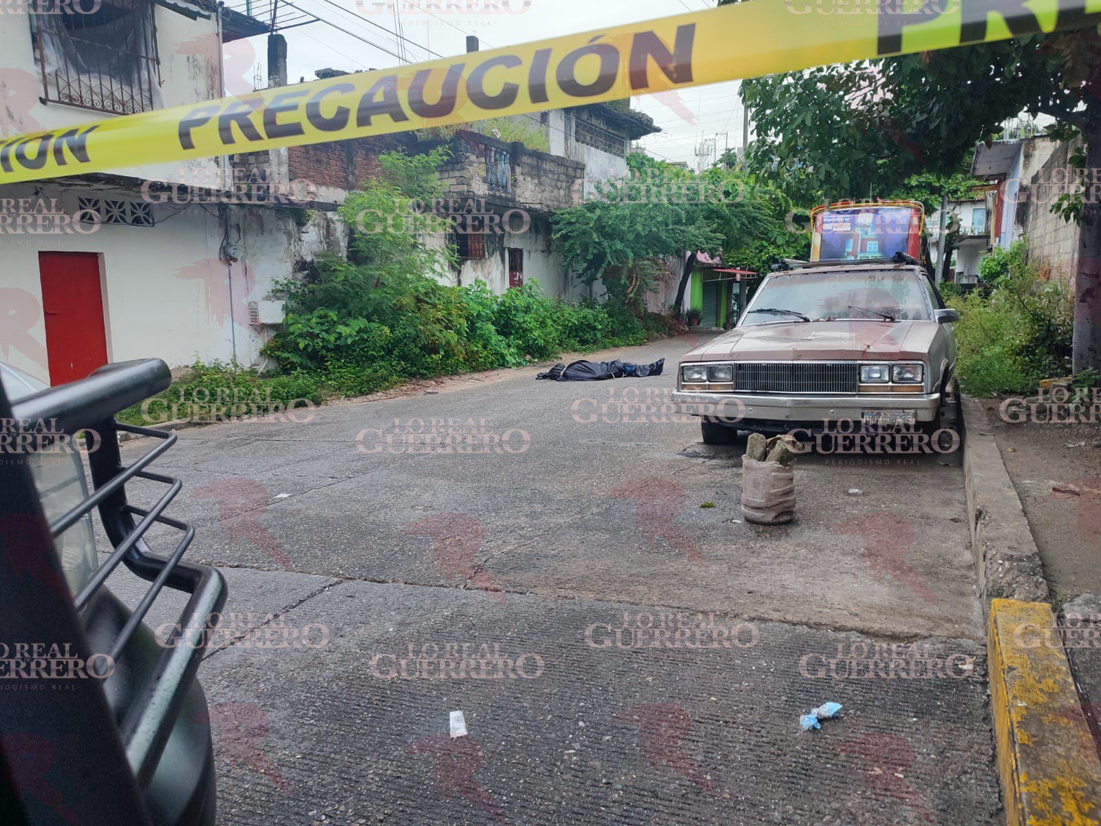 Tiran cuerpo de un hombre “embolsado” en el área conurbada de Acapulco