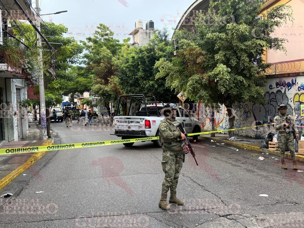 Chocan motociclistas contra un árbol en el centro de Chilpancingo; un muerto y un herido