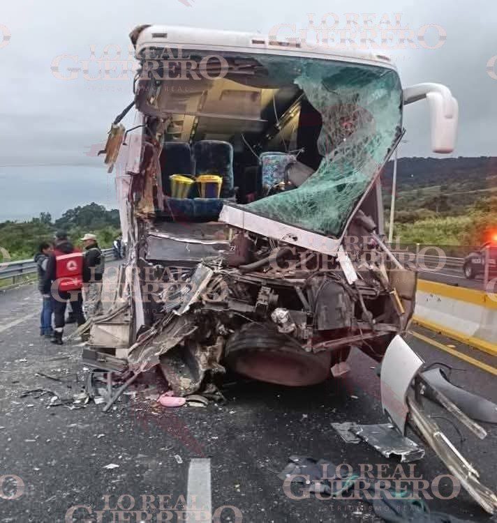 Autobús proveniente de Tlapa de Comonfort choca en la autopista México-Cuautla; 16 heridos, cuatro de gravedad