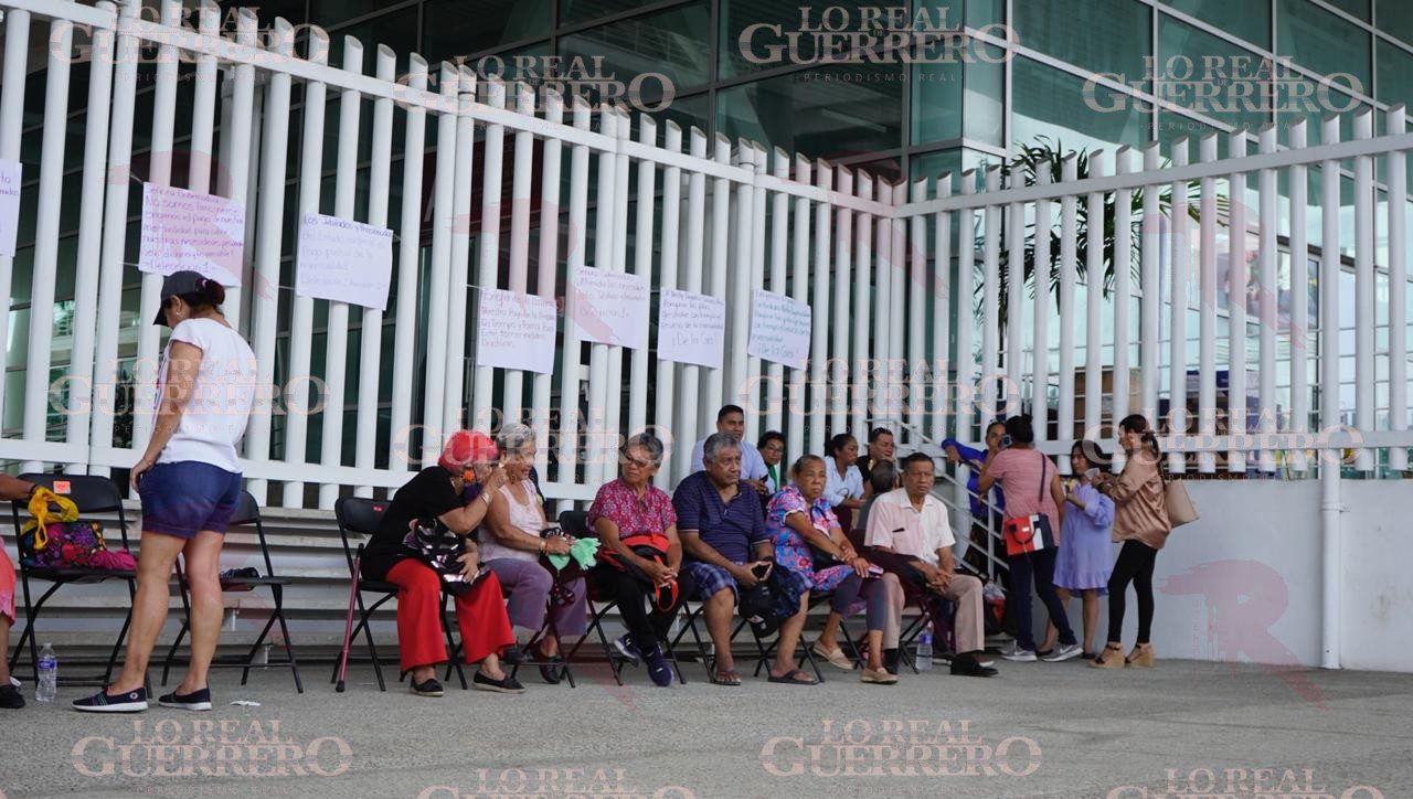 Toman jubilados oficinas de Finanzas en Acapulco