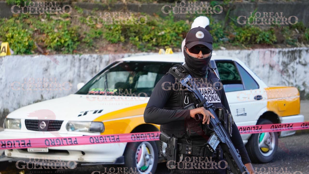 Ultiman a un hombre a bordo de un taxi colectivo en la carretera México–Acapulco