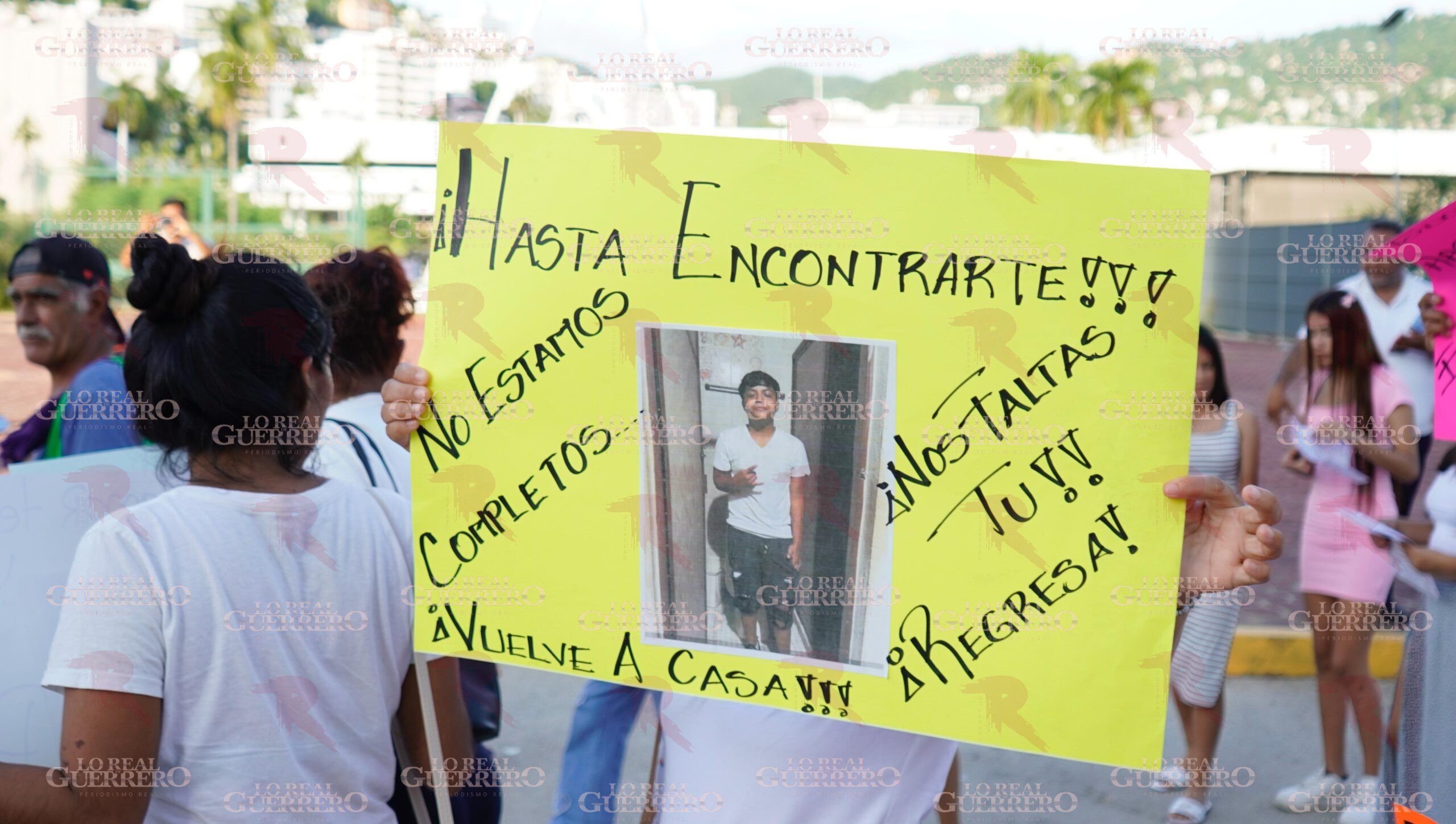 Marchan y bloquean Octava Región Naval para exigir que la Marina busque a joven desaparecido