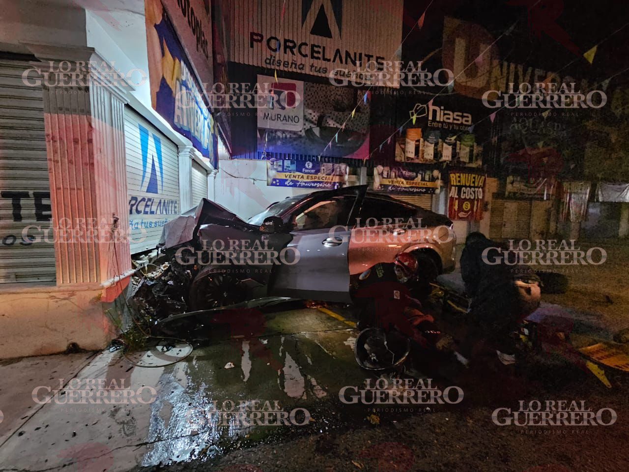 Jóvenes ebrios chocan contra tres autos y terminan impactándose en la fachada de Porcelanite, en Chilpancingo; un muerto y dos heridos