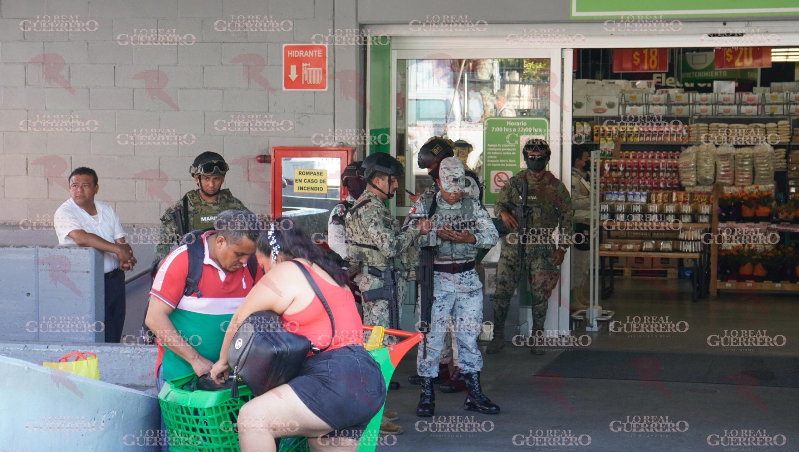 Sujeto golpeado se refugia en tienda de Acapulco