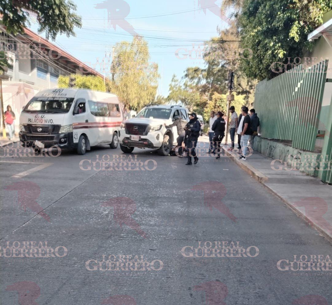 Joven mujer es atropellada en el centro de Chilpancingo; permanece grave en el hospital