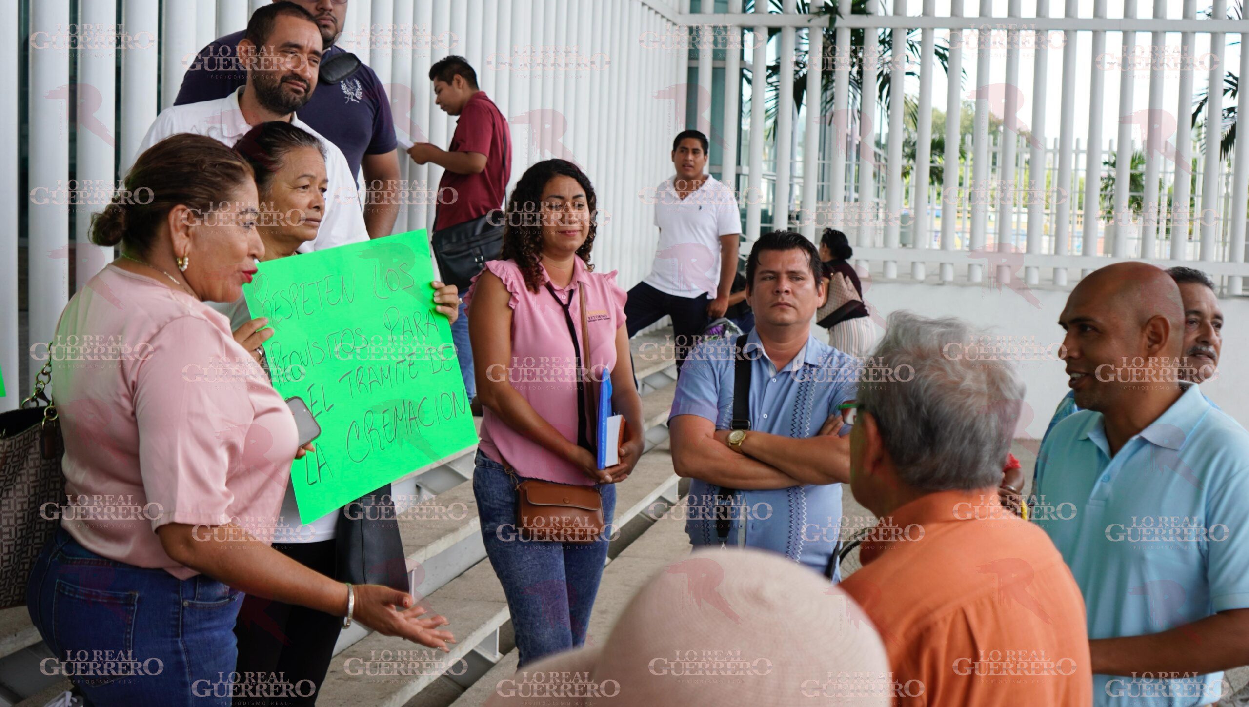 Cierran funerarios el “Edificio Inteligente” para exigir que se detengan los cobros indebidos por cremación de cuerpos