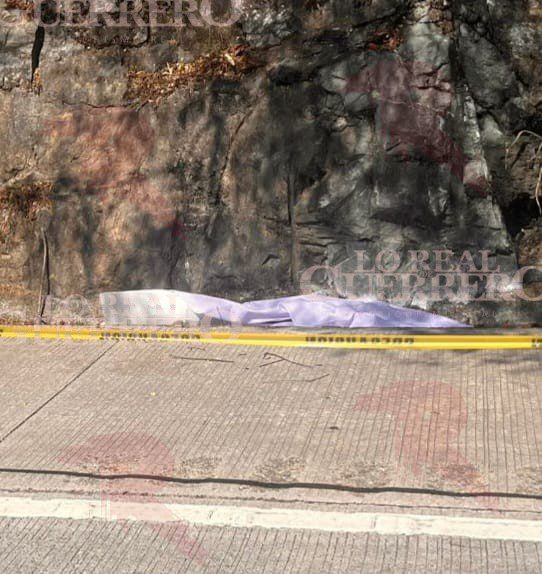 Hallan cadáver envuelto en sábanas en la Autopista del Sol