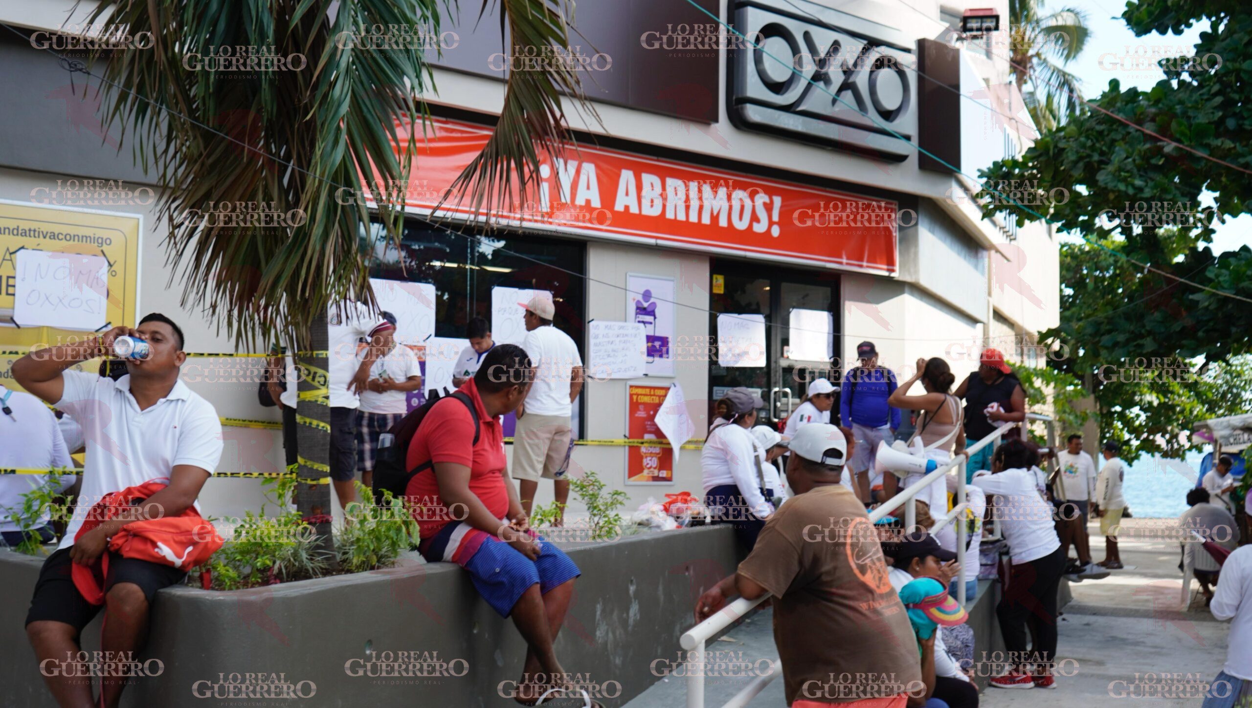 Protestan comerciantes de playa contra nuevo Oxxo en Acapulco
