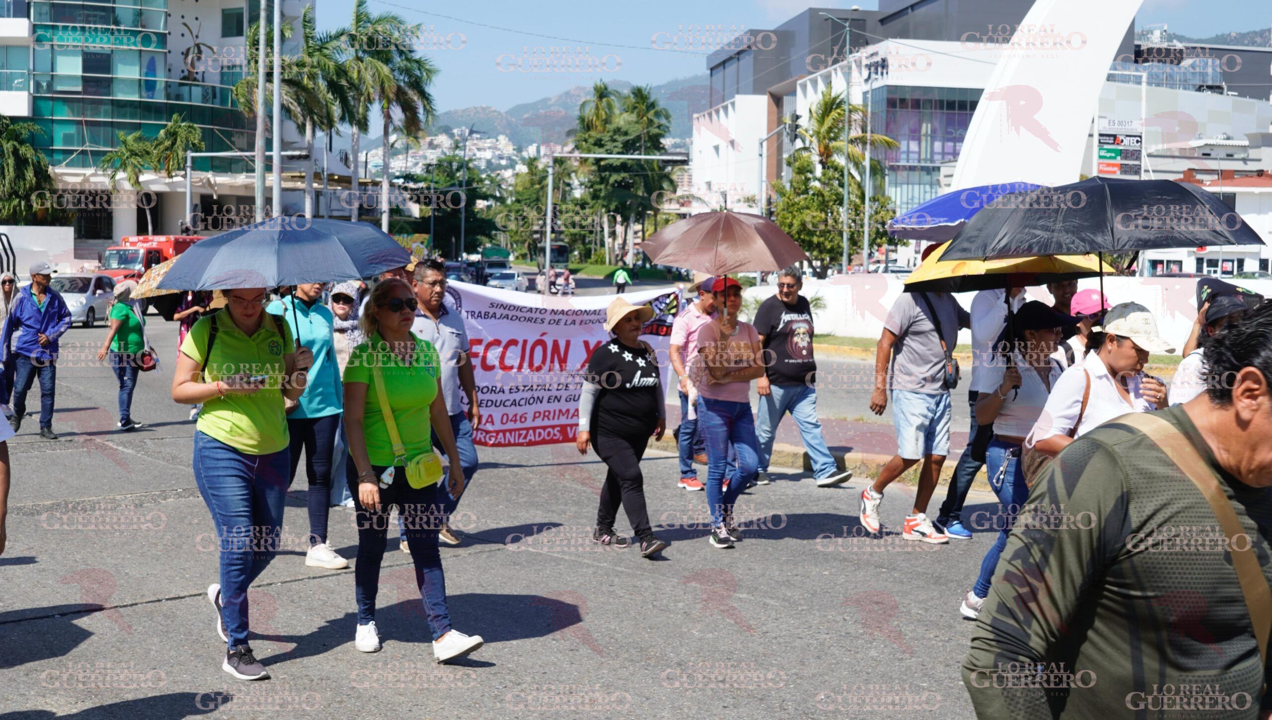 Maestros marchan sobre la Costera Miguel Alemán para exigir la abrogación de la Ley del ISSSTE
