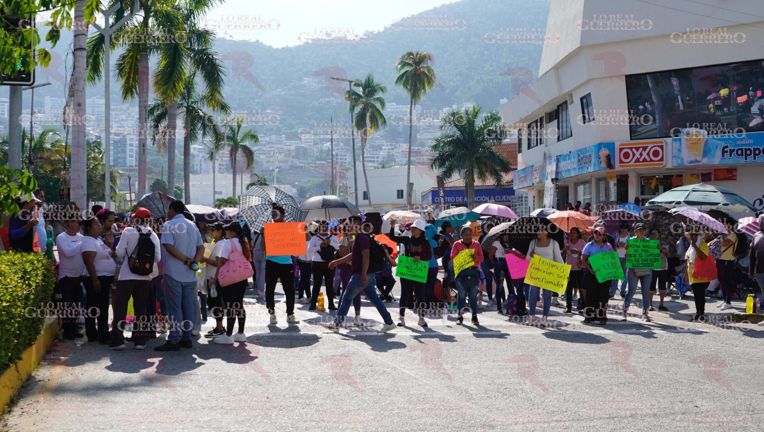 Desquician movilidad en zona turística para exigir electricidad en escuela de Acapulco