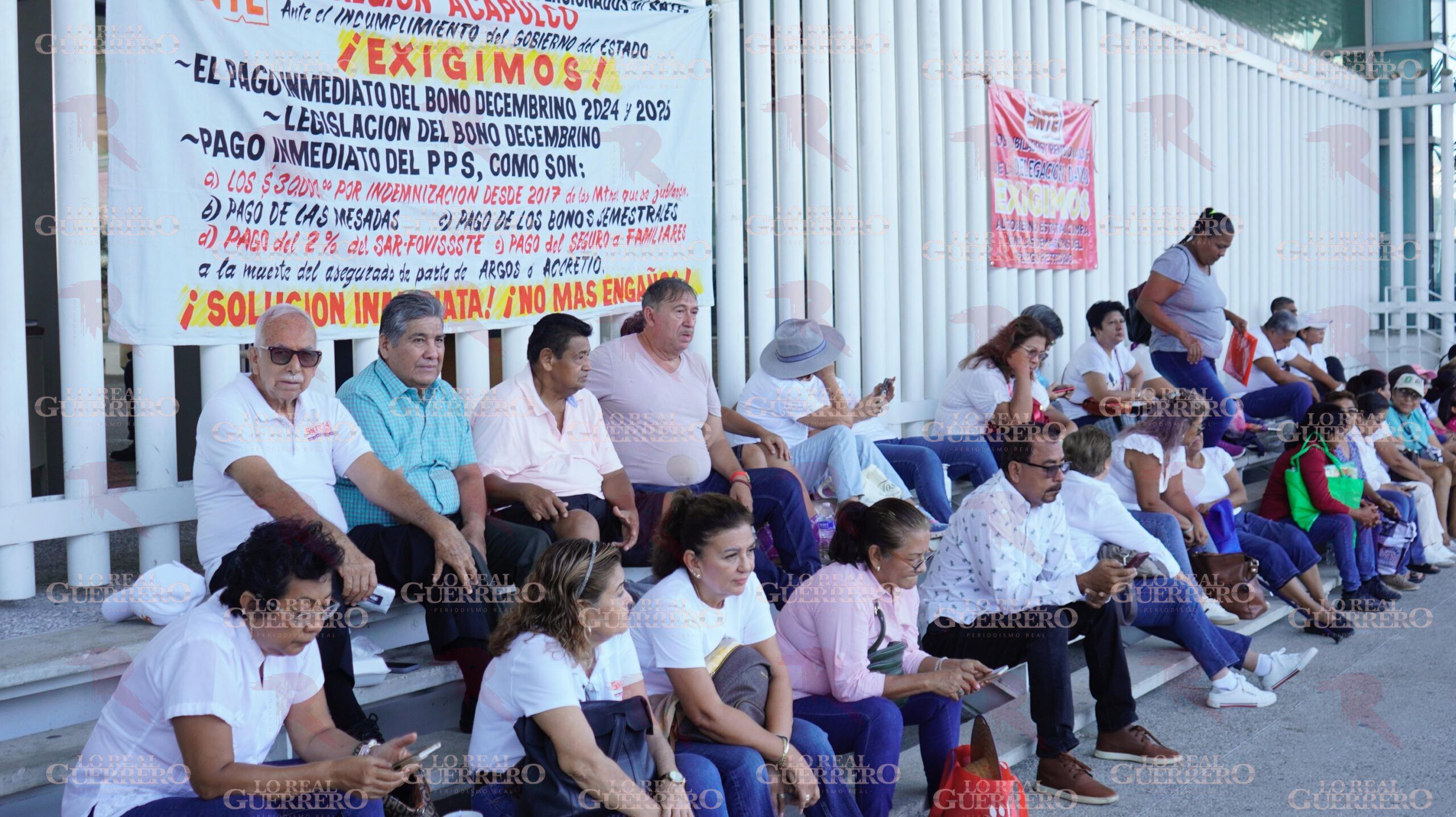 Cierran oficinas de Finanzas para exigir pago de bono a jubilados