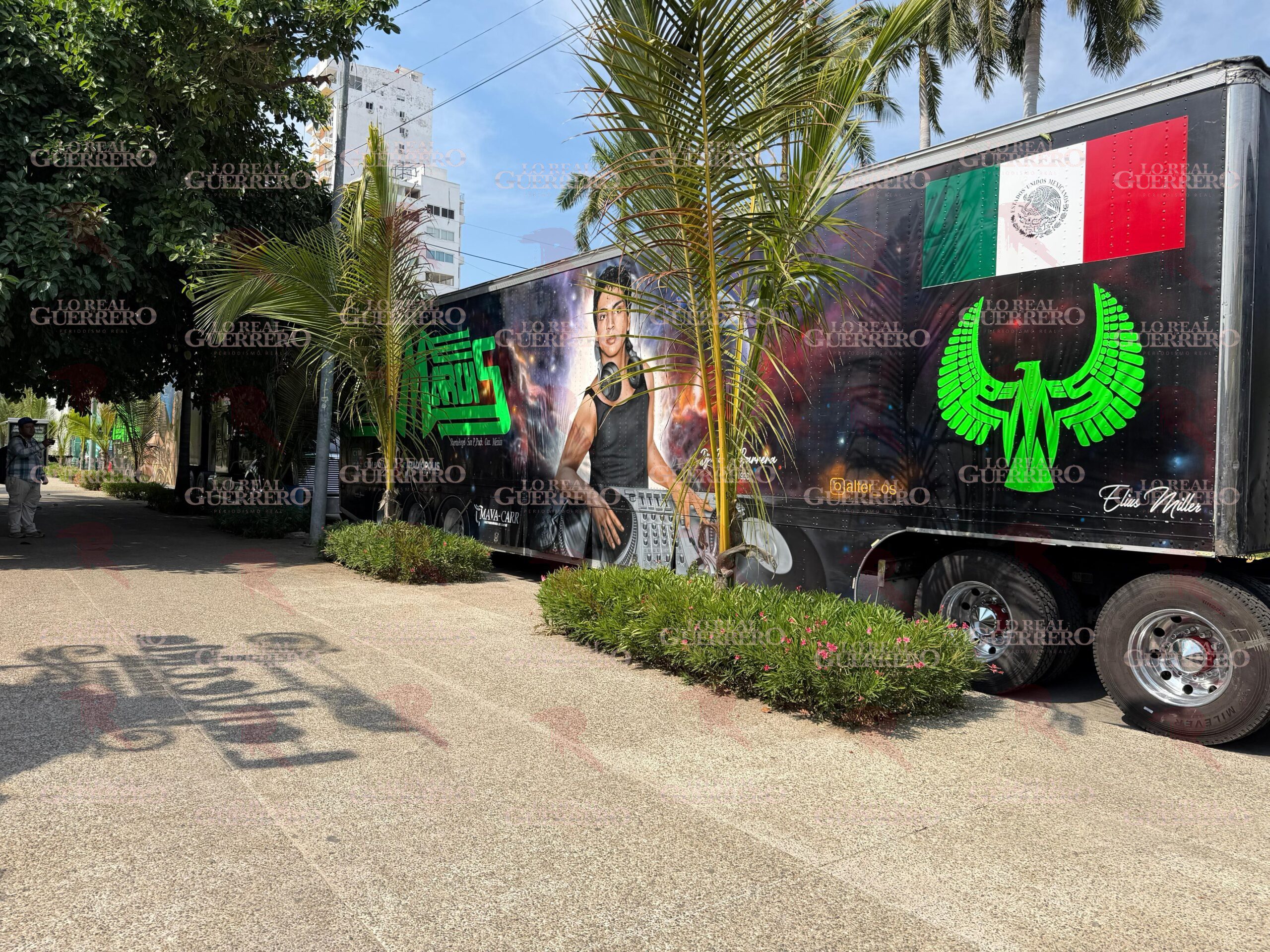 Decenas de tráileres llegan para el montaje del festival musical en playa Tamarindos