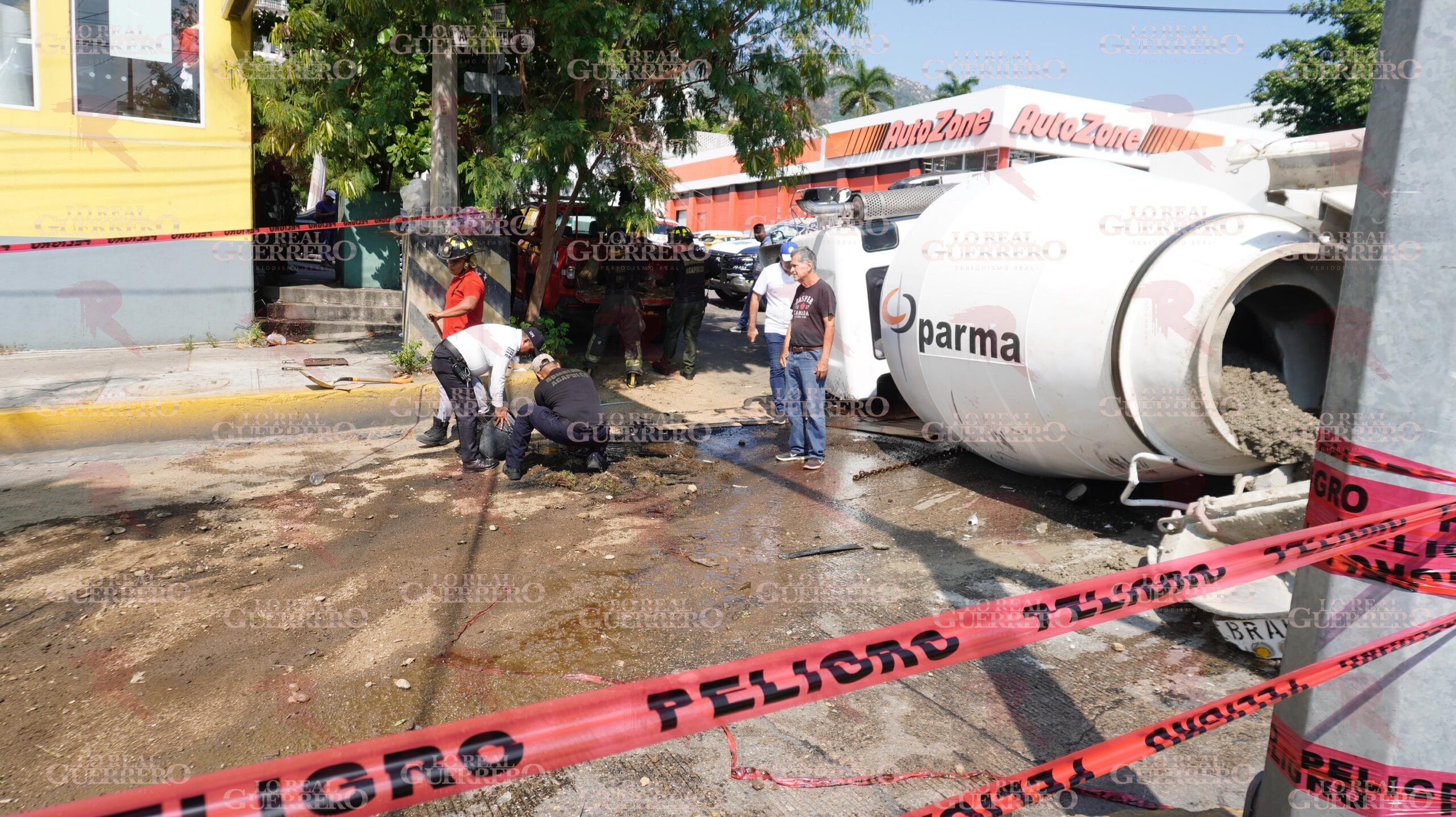 Aparatoso accidente entre camión revolvedor de cemento y camioneta deja dos lesionados