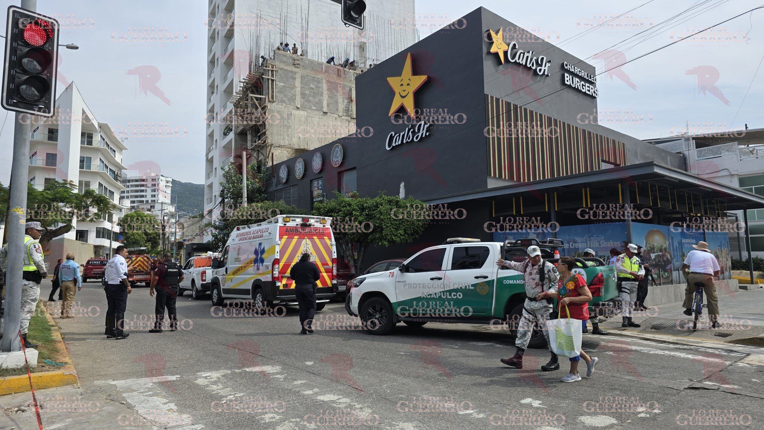 Se movilizan bomberos por conato de incendio en Carls Jr de Acapulco