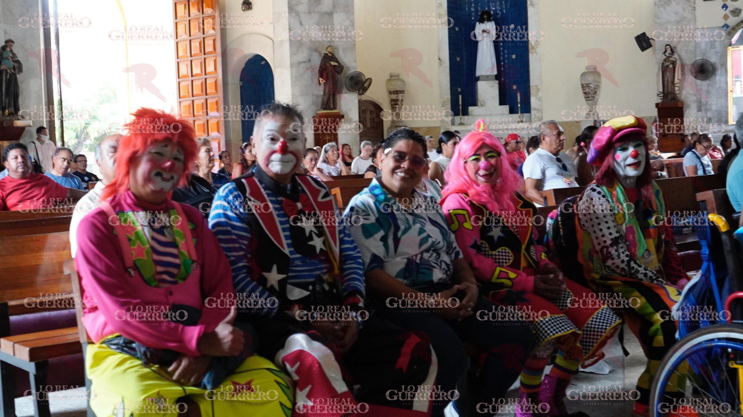 Es difícil hacer reír a la gente, aseguran payasos en su día