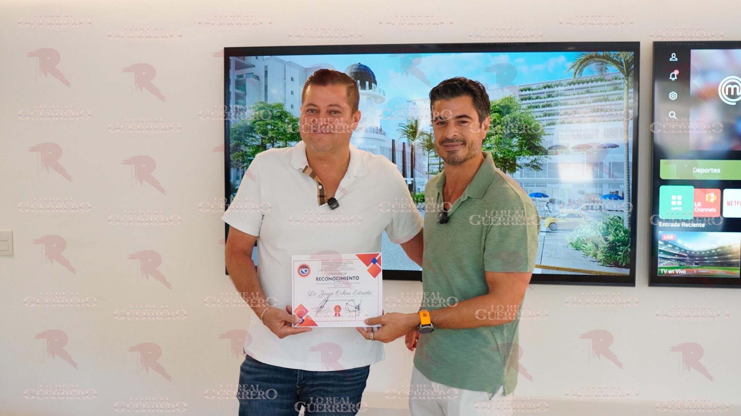 Entrega Jorge Luna reconocimiento a empresario por invertir en el Cano