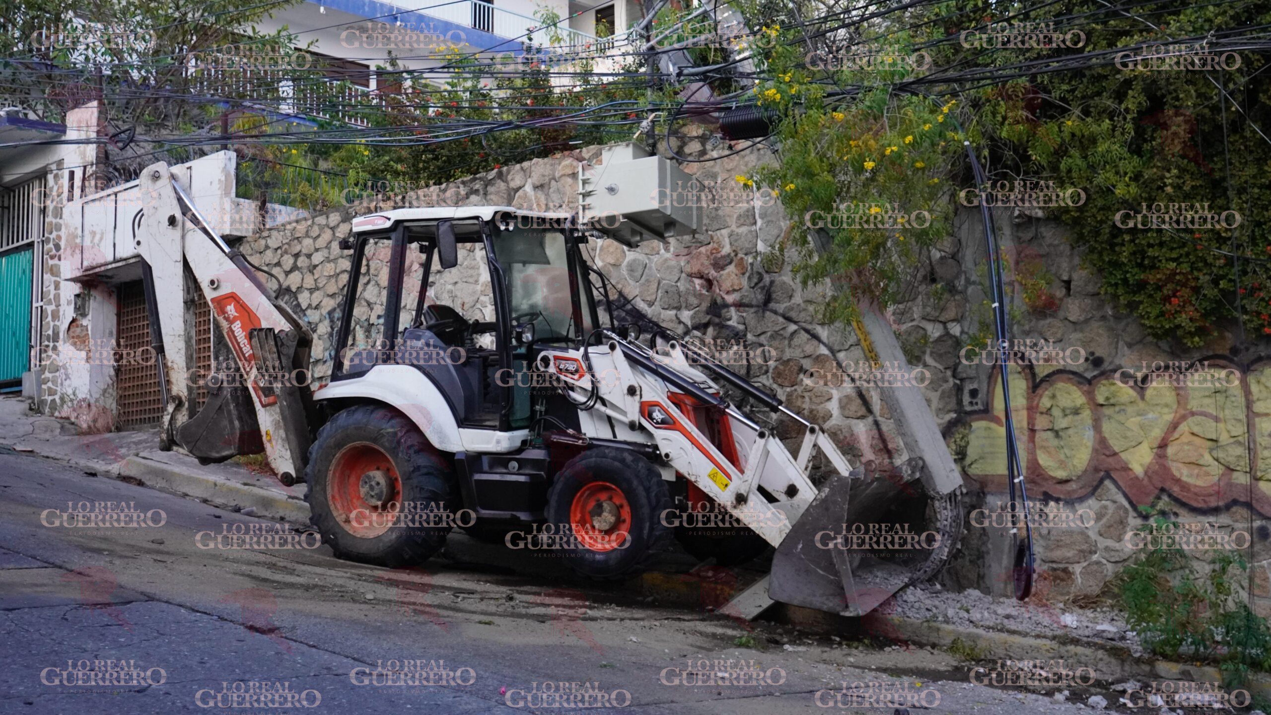 Seis lesionados deja choque donde una retroexcavadora se quedó sin frenos en concurrida avenida de Acapulco