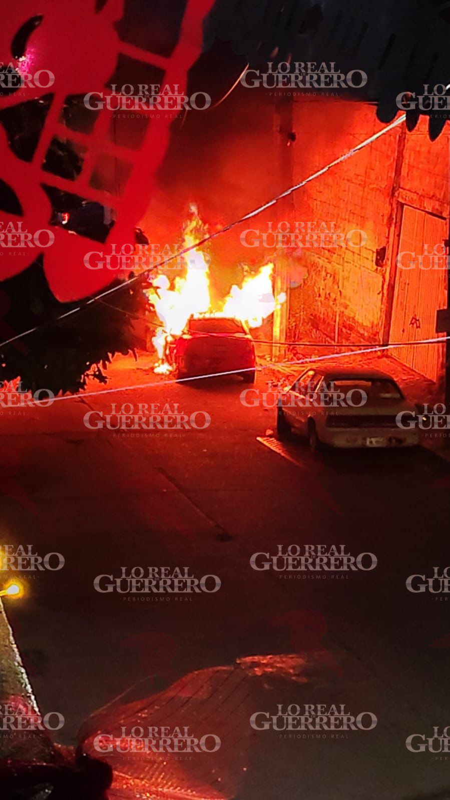Incendio consume a coche en la colonia Cuauhtémoc de Acapulco