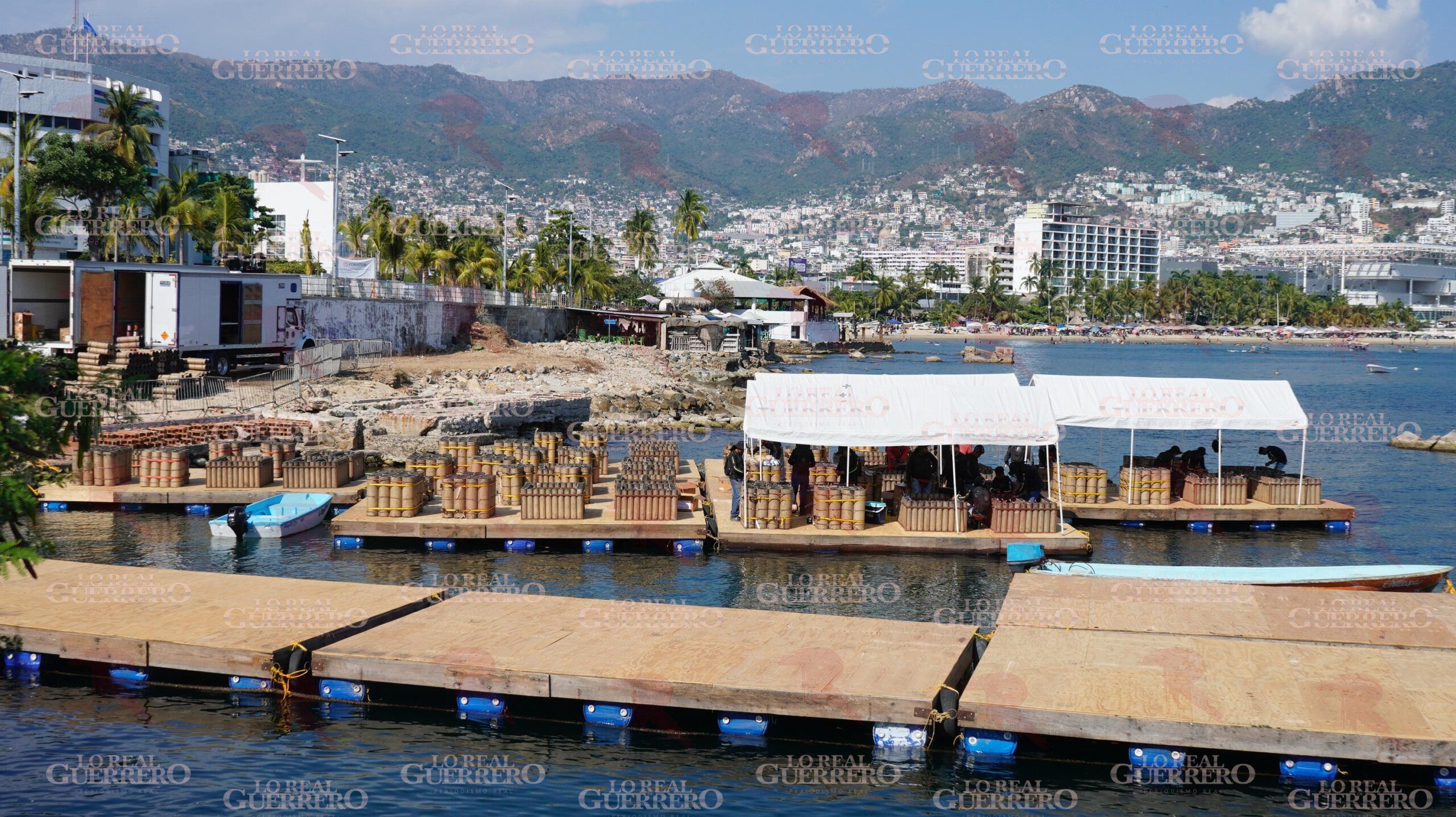 Arranca instalación de barcazas para gala de pirotecnia 