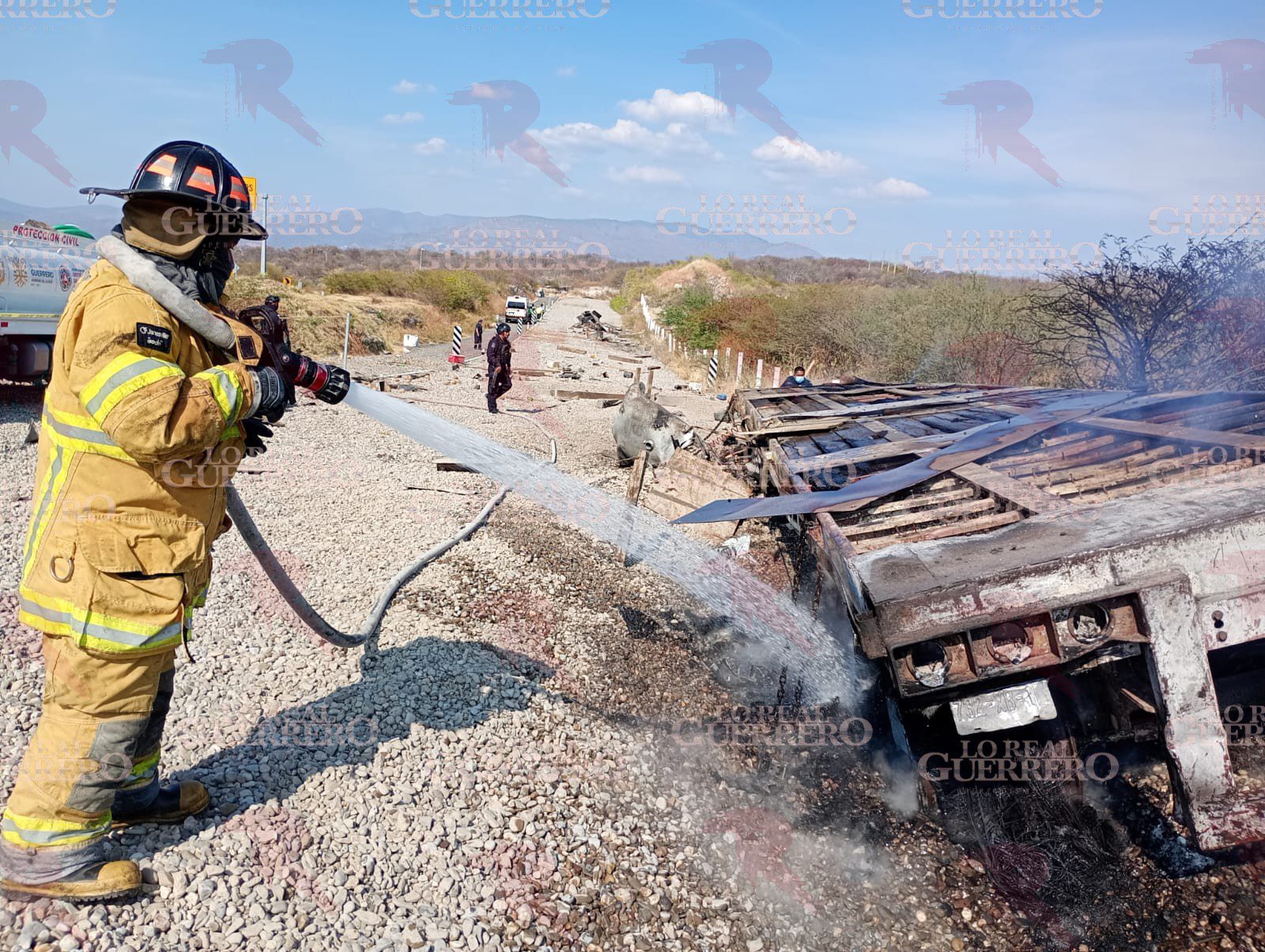 Muere chofer de tráiler tras volcar en la Autopista del Sol, cerca del puente Solidaridad
