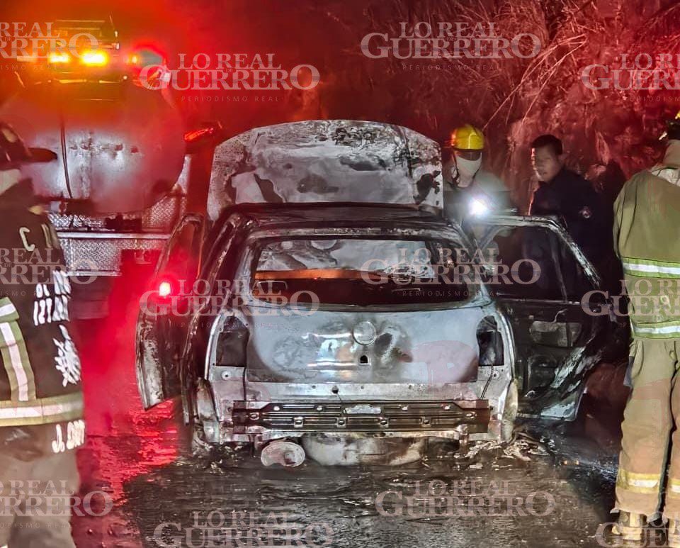 Se incendia auto en la Autopista del Sol, cerca de la caseta de Palo Blanco