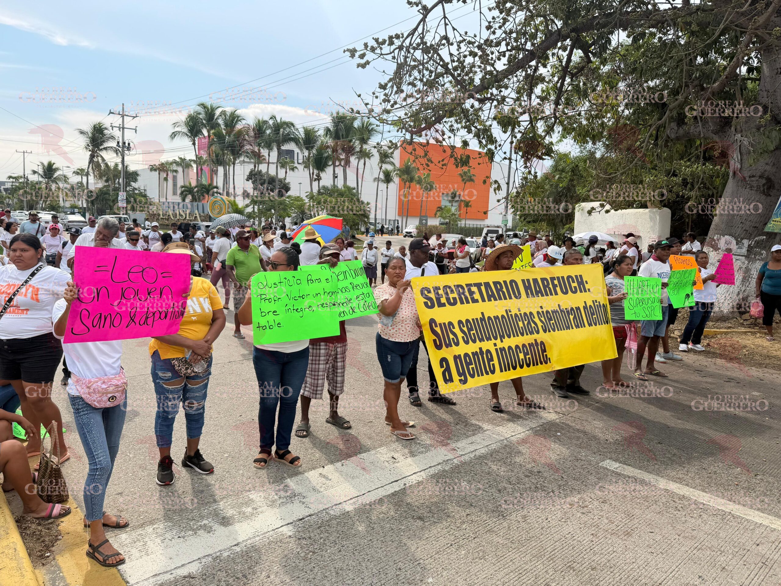 Bloquean en exigencia de liberación de dos detenidos en Bonfil