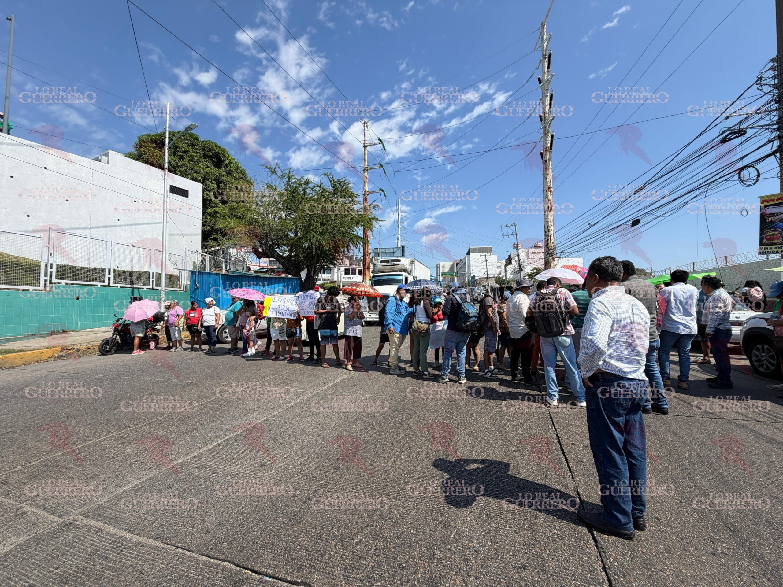 Falta de agua potable lleva a vecinos a bloquear la zona de hospitales