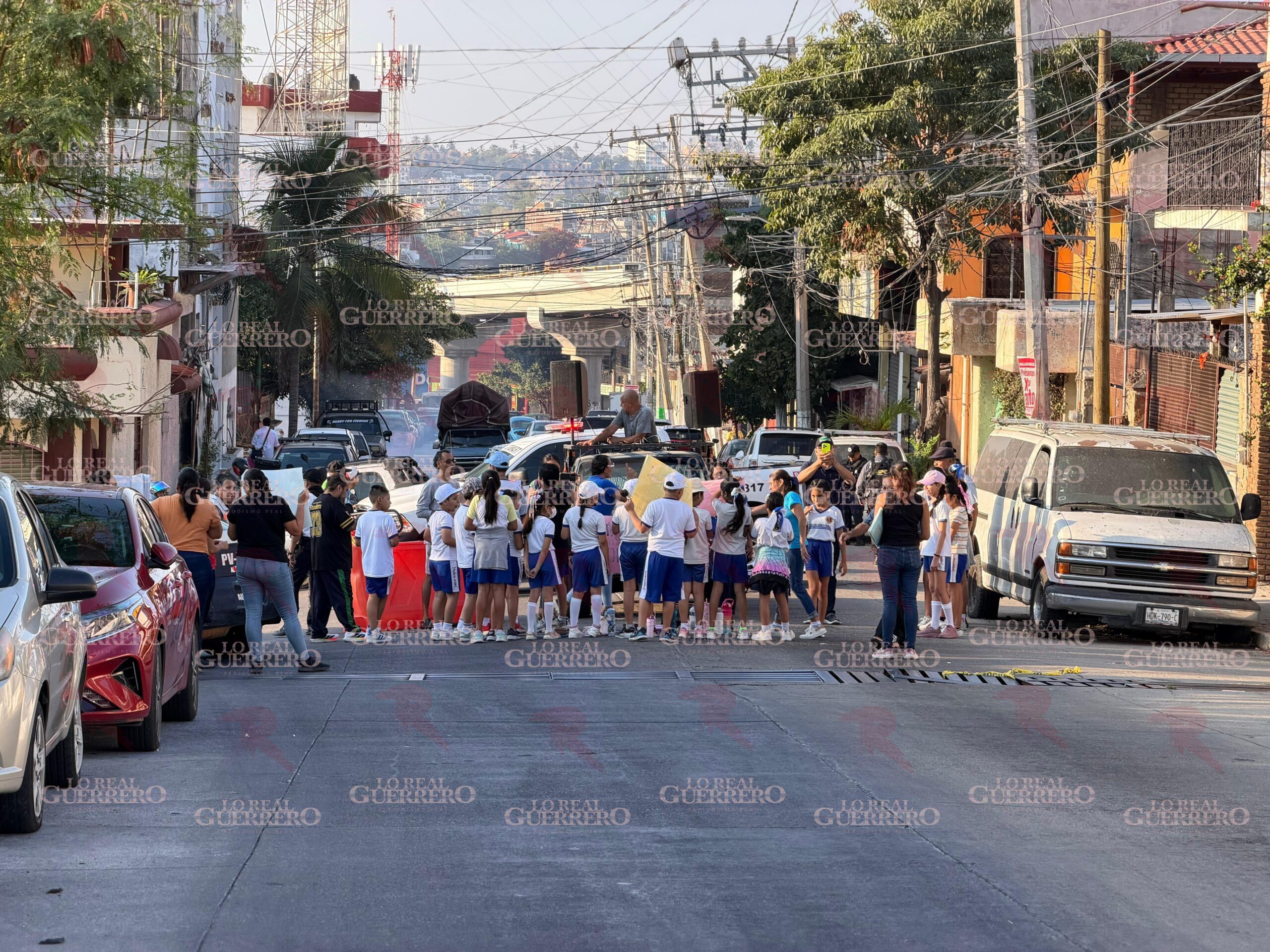 Bloquean avenida para exigir reparación de su escuela