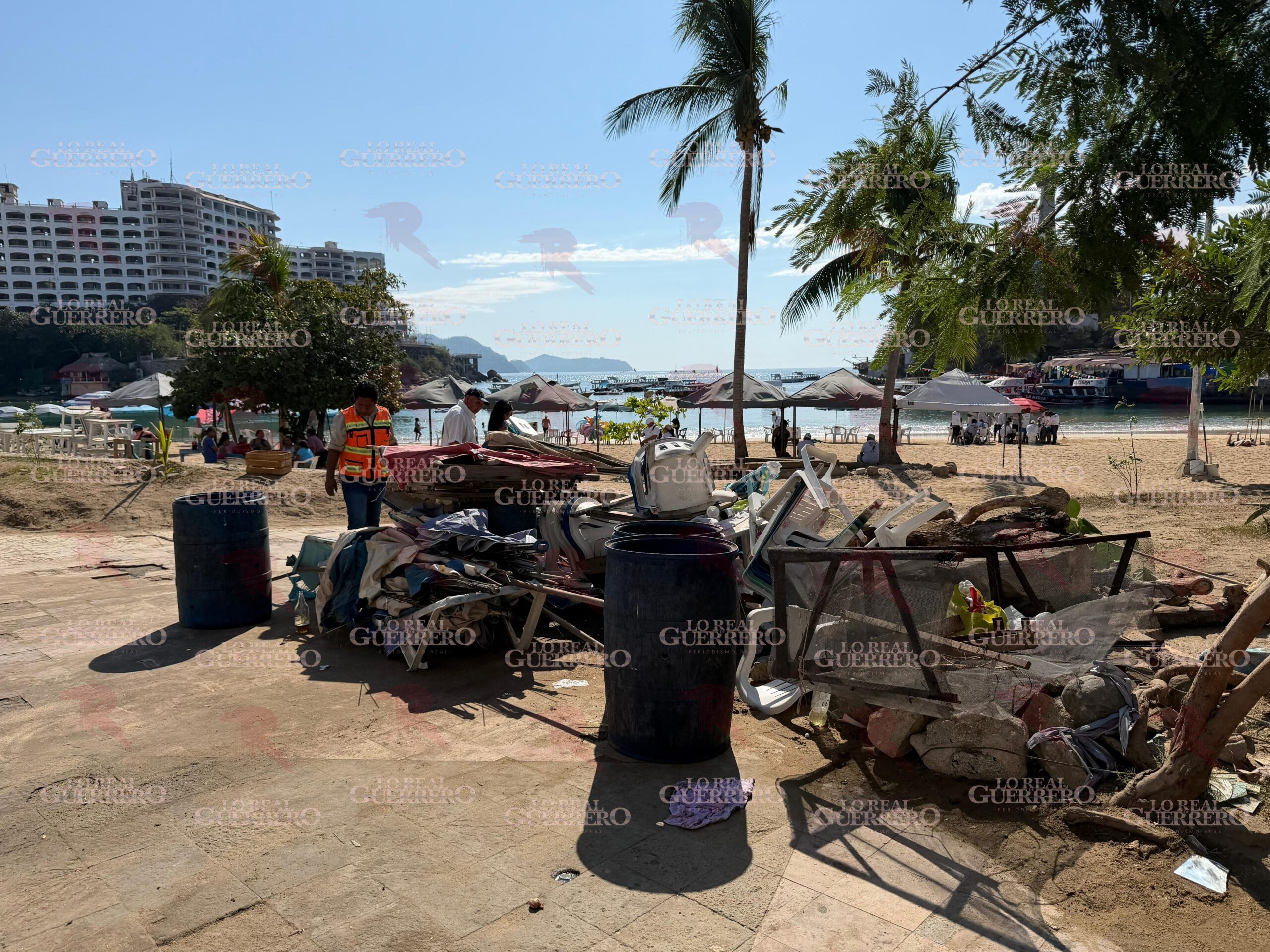 Liberan playas de Caleta y Caletilla de cacharros