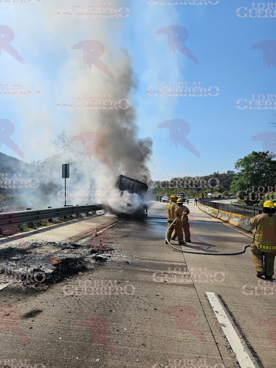 Se incendia camioneta de la empresa IDHASA en la Autopista del Sol; el chofer resultó ileso
