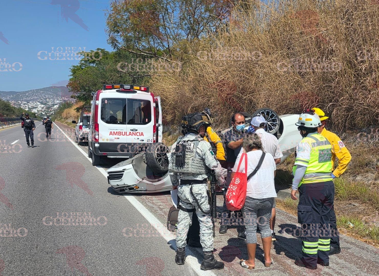 Canadiense y su esposa sufren volcadura en la Autopista del Sol; él resultó policontundido
