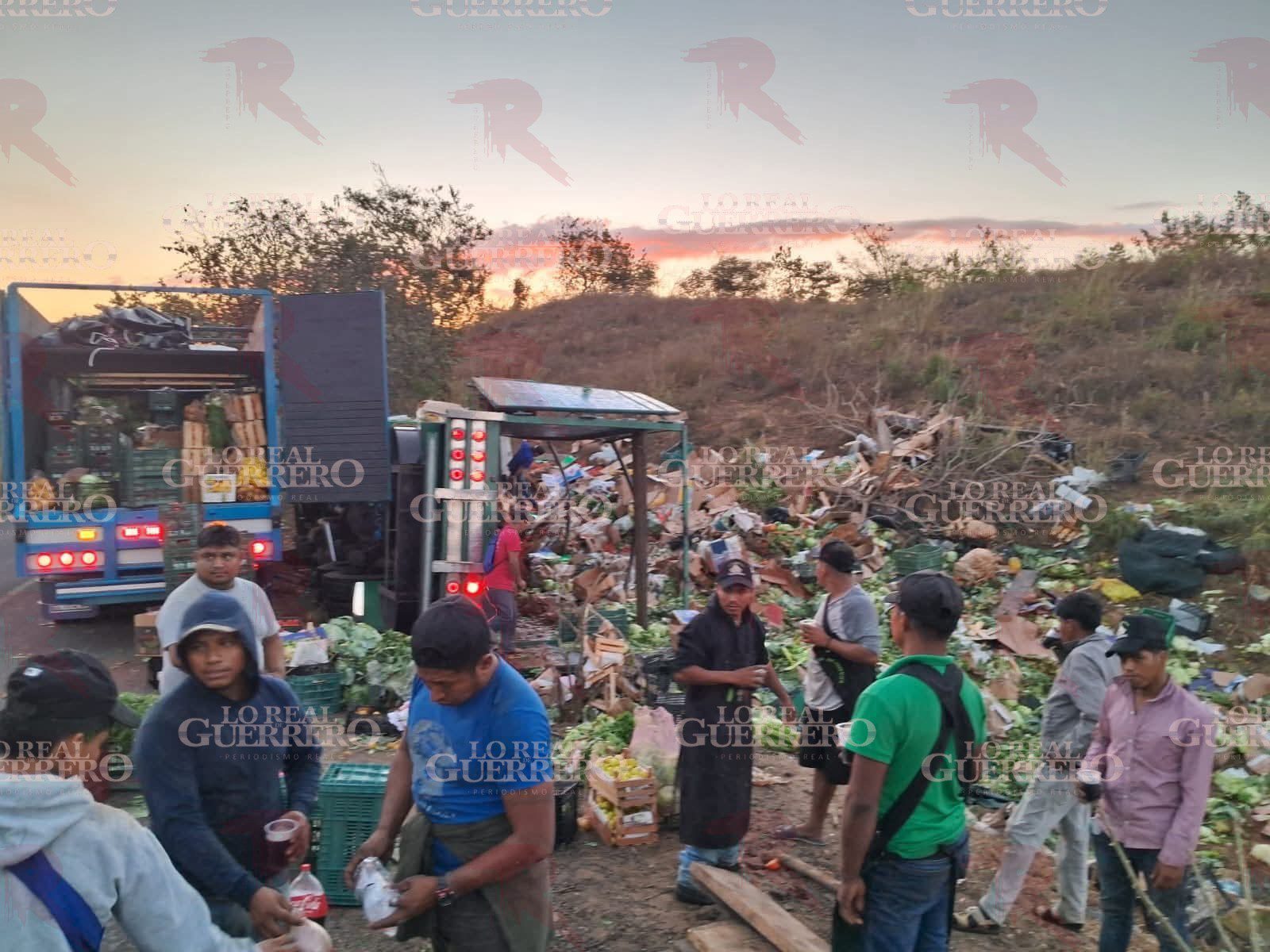 Vuelca camión con carga de alimentos en la Costa Chica