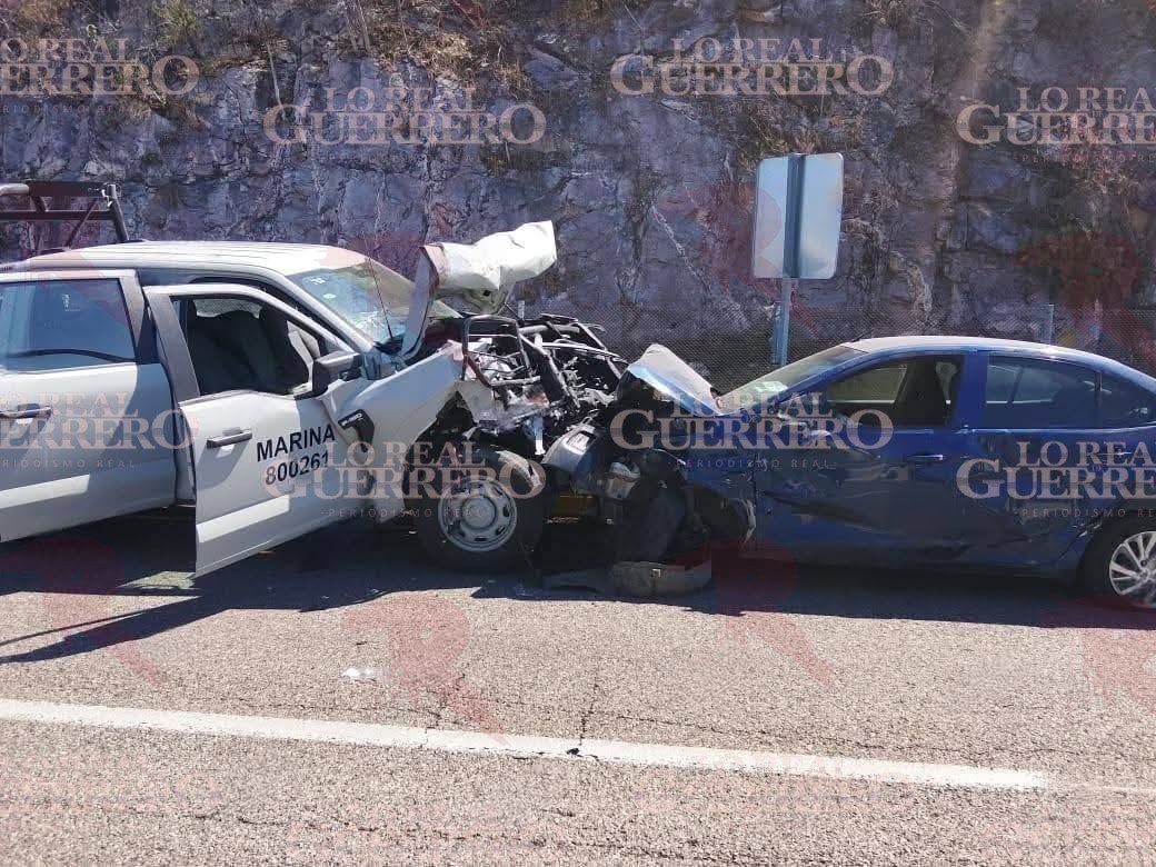 Muere mujer en choque entre patrulla de la Marina y auto particular en la Autopista del Sol